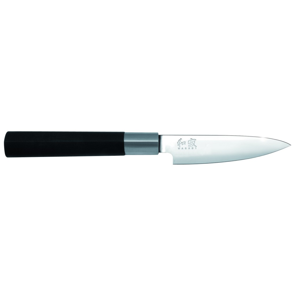 Ein Küchenmesser mit schwarzem Griff und silberner Klinge. Die Klinge ist spitz. Das Messer ist auf weißem Hintergrund zentriert.