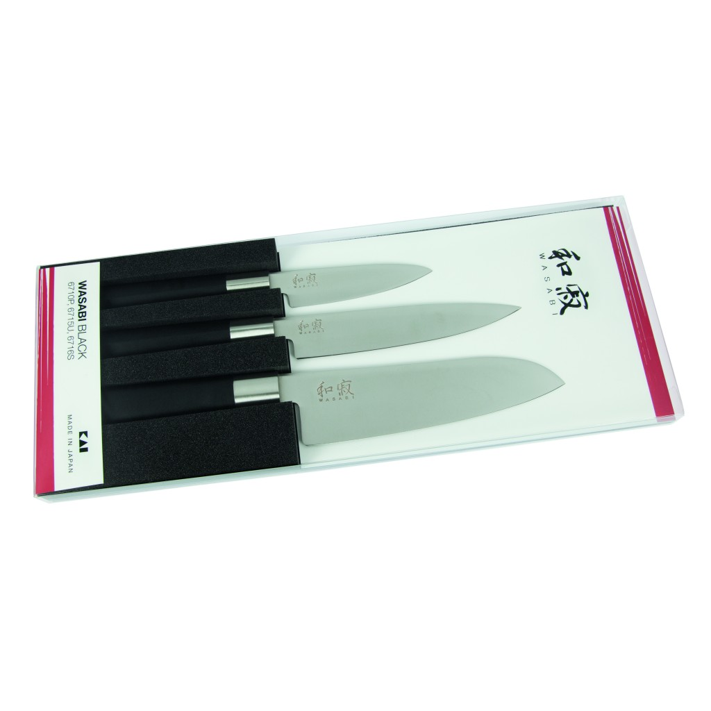 Set mit drei WASABI BLACK Messern in einer transparenten Plastikbox. Messer haben schwarze Griffe, silberne Klingen. Verpackung hat japanischen Text.