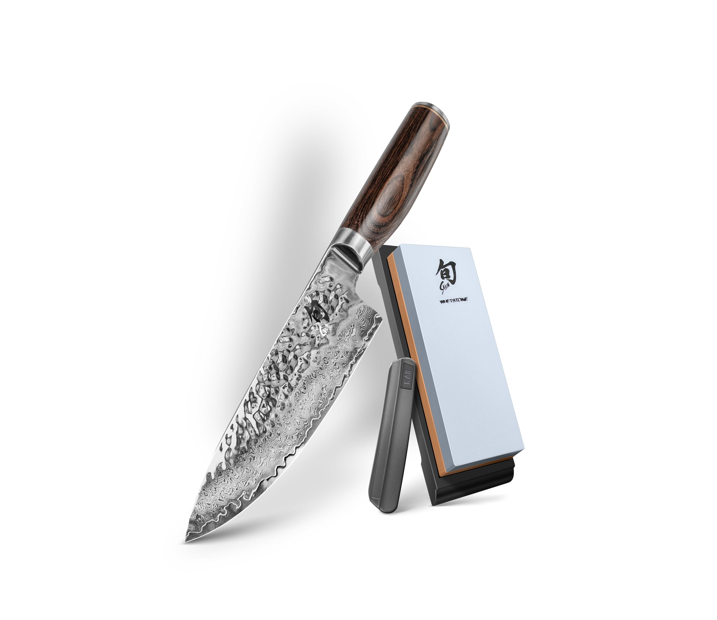 Ein Küchenmesser mit Holzgriff, ein Schleifstein und ein Messerschärfer auf weißem Hintergrund.