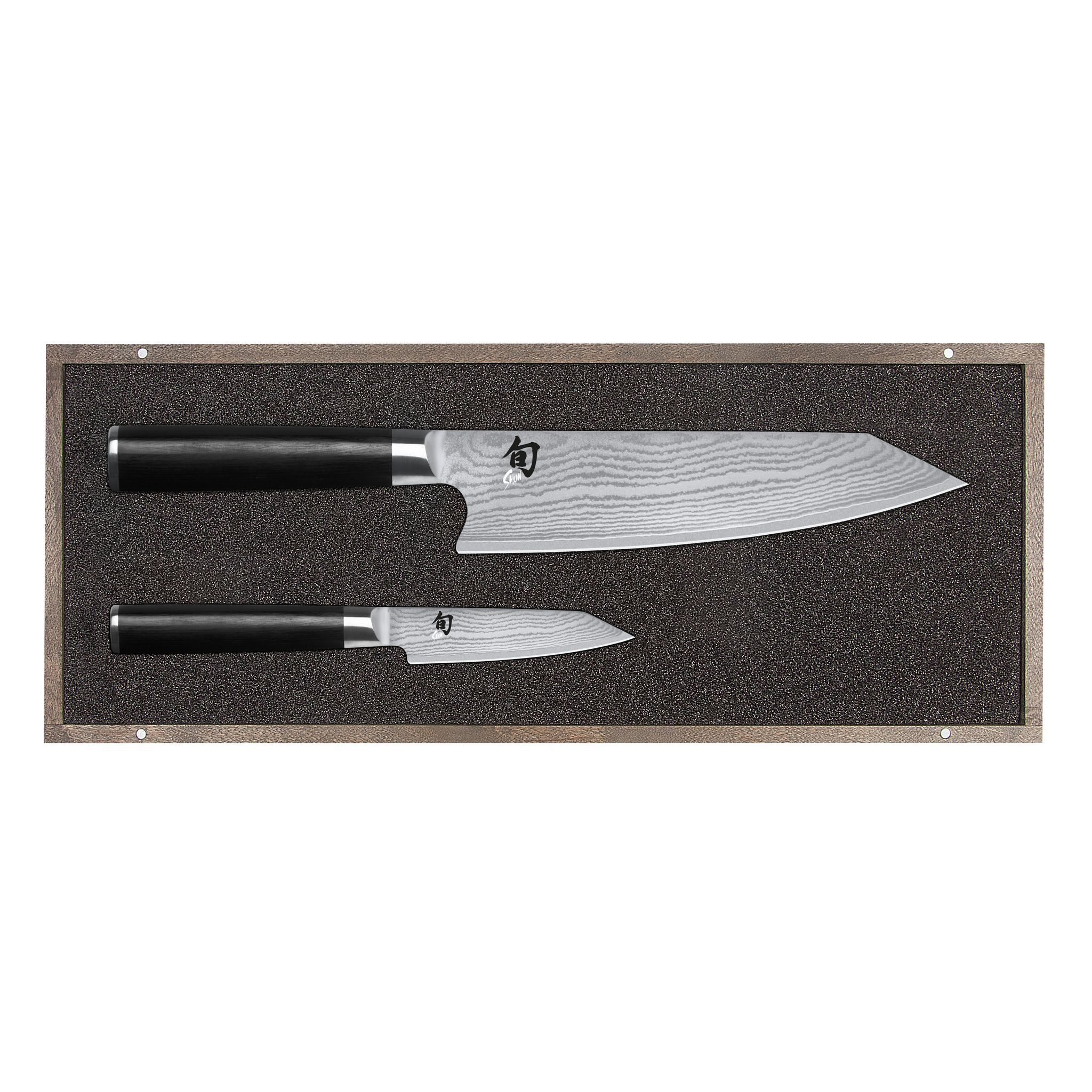 Zwei Küchenmesser in einem Holzrahmen. Messer haben schwarze Griffe und gemusterte Klingen. Der Rahmen ist braun und steht auf weißem Hintergrund.