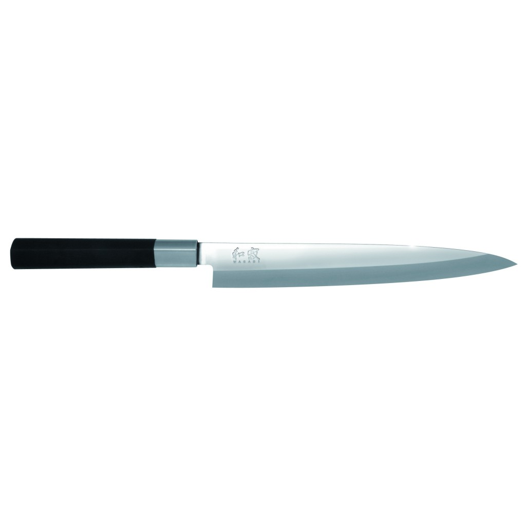 Ein langes, scharfes Küchenmesser mit schwarzem Griff und silberner Klinge, das horizontal auf weißem Hintergrund liegt.