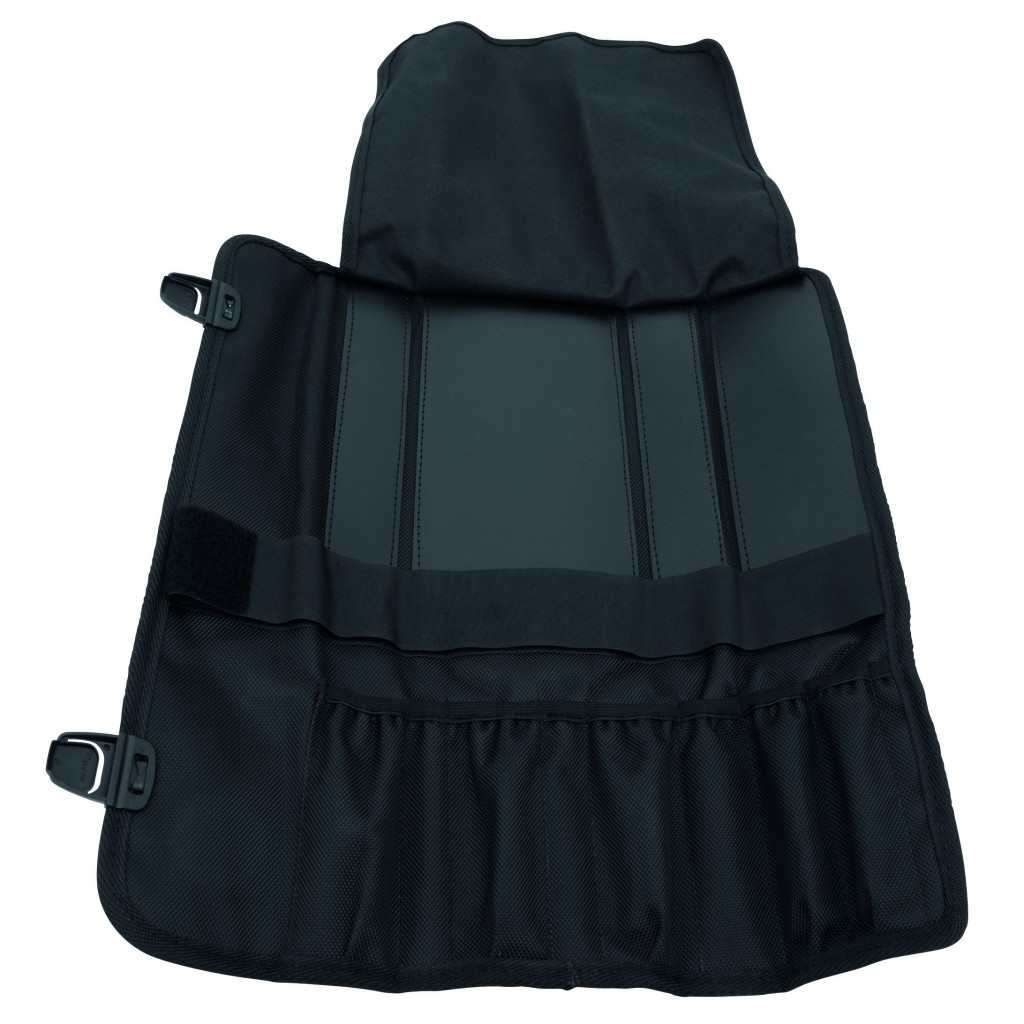 Offene schwarze Werkzeugrolle. Mehrere Taschen, Riemen und eine Klappe. Schnallen und Klettverschluss. Aus strapazierfähigem, strukturiertem Stoff.