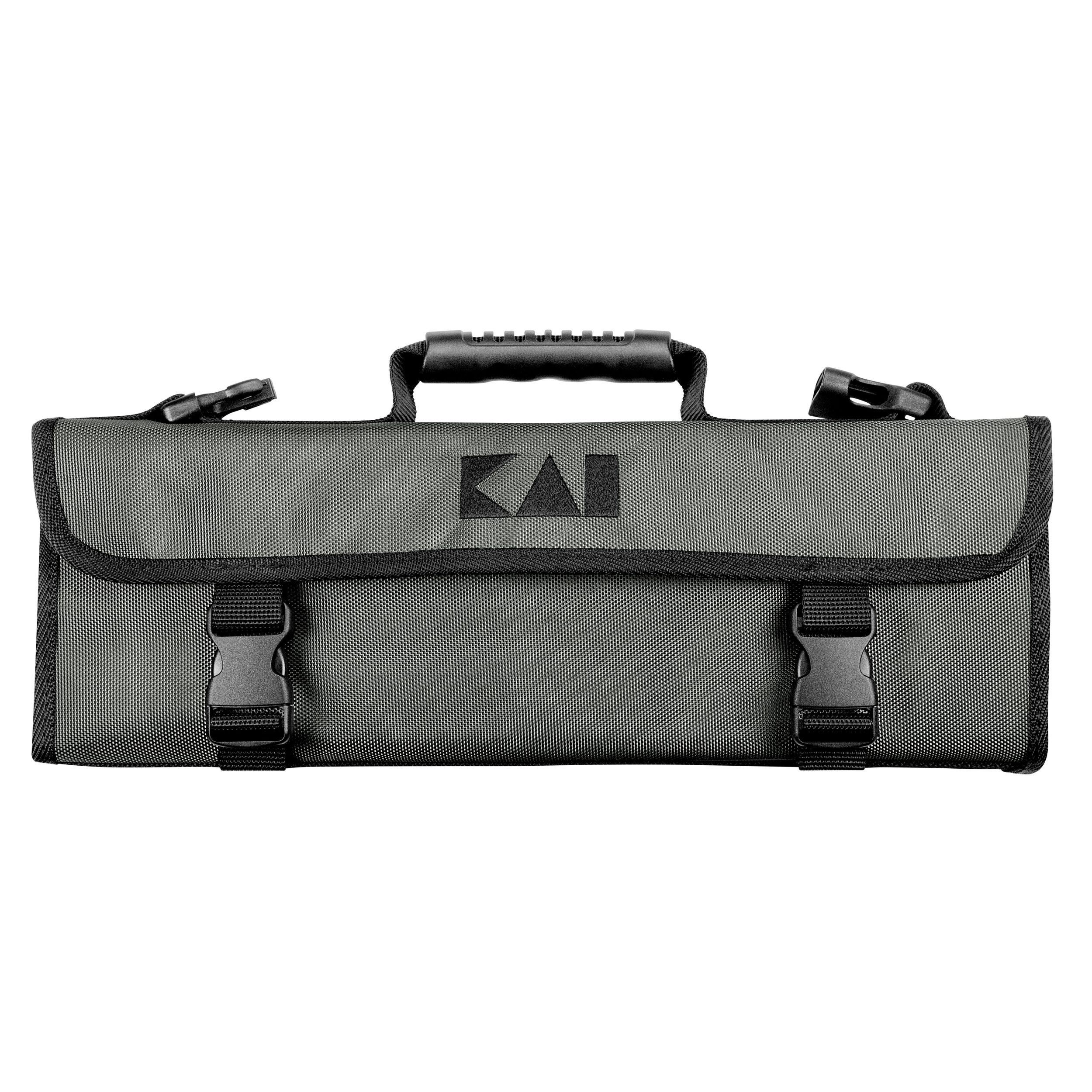 Graue Messertasche mit schwarzen Schnallen und Griff. Das KAI-Logo ist auf der Vorderseite. Auf weißem Hintergrund.