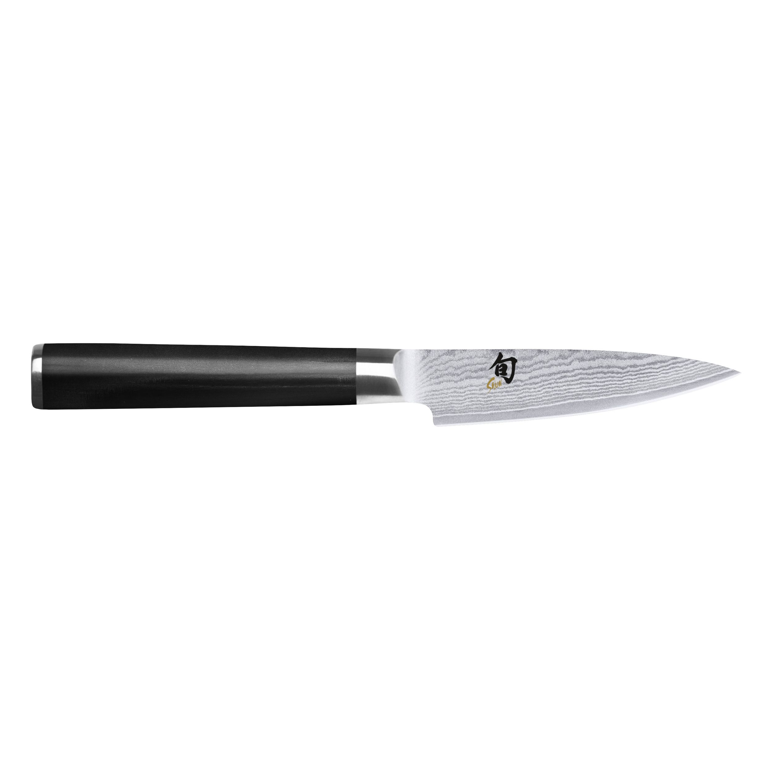 Ein Küchenmesser mit schwarzem Griff und silberner Klinge liegt horizontal vor weißem Hintergrund.