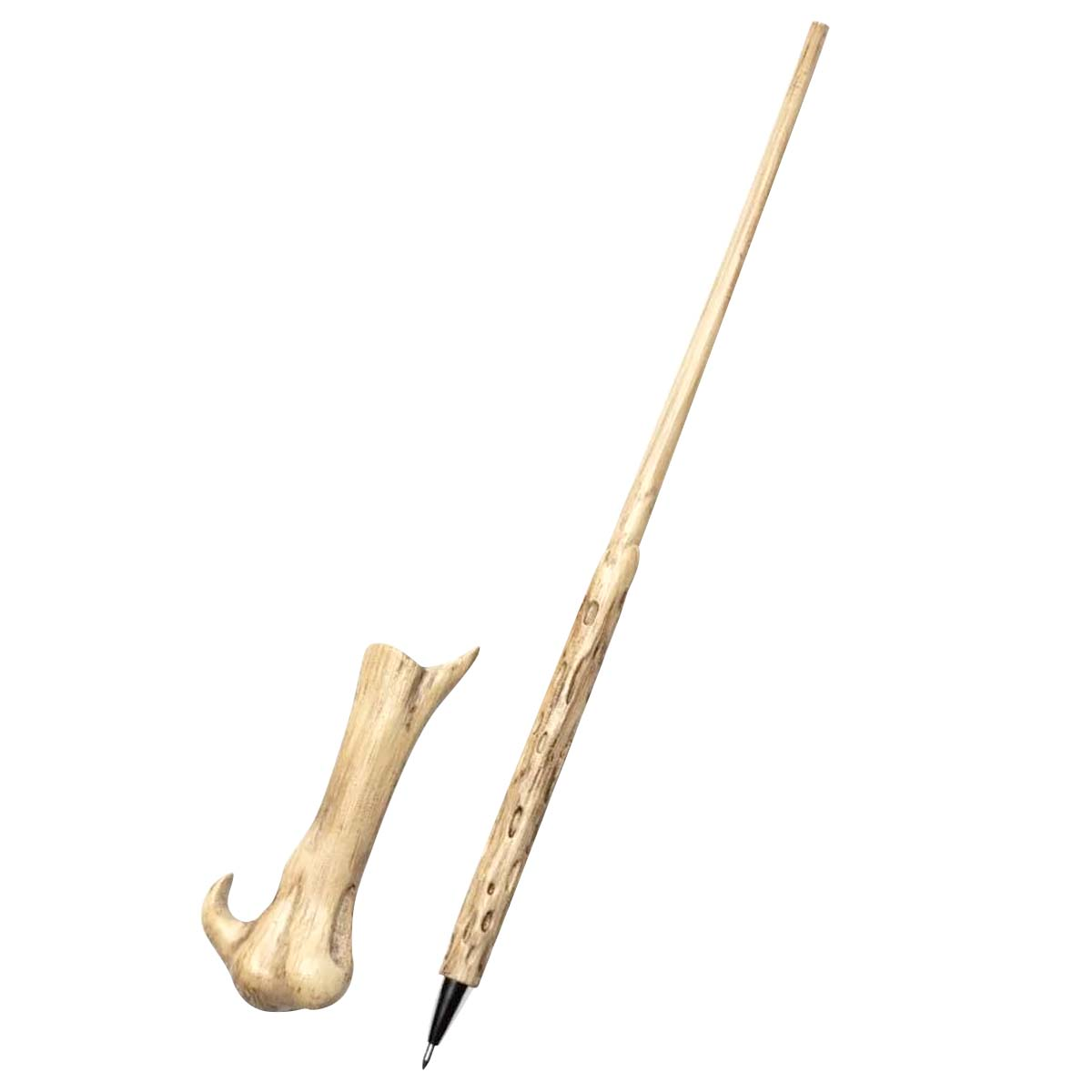 Holzstabförmiger Stift und griffartiges Objekt auf weißem Hintergrund. Der Stift hat eine schwarze Spitze. Die Objekte scheinen geschnitzt zu sein.