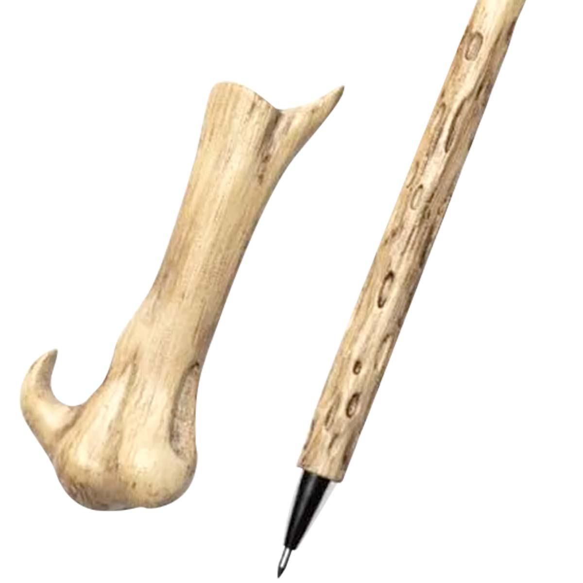 Ein Stift mit holzähnlichem Finish neben einem knochenförmigen Objekt. Der Stift hat eine schwarze Spitze. Beide sind hellbraun.
