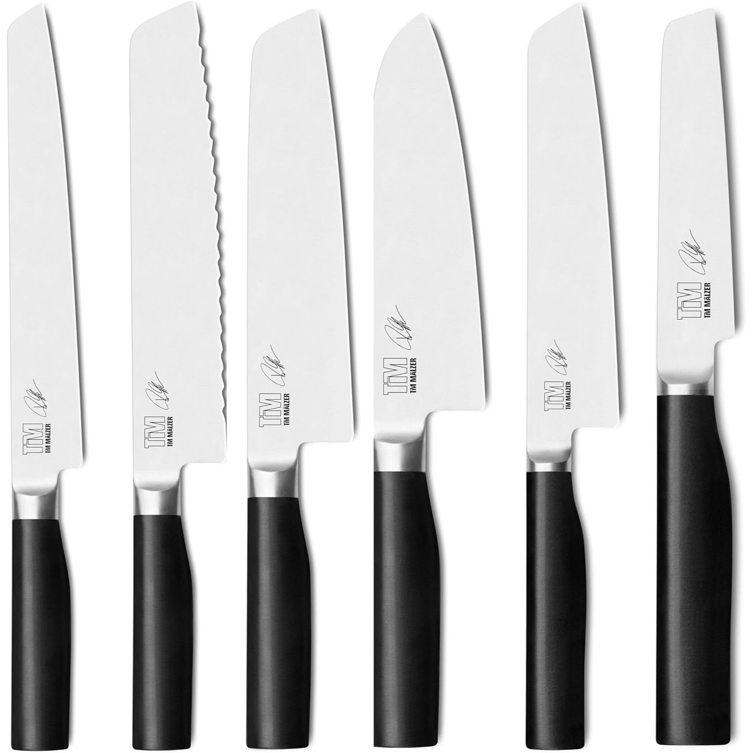 Sechs Küchenmesser mit schwarzen Griffen und silbernen Klingen sind angeordnet. Die Klingen haben das TM MALZER Logo.