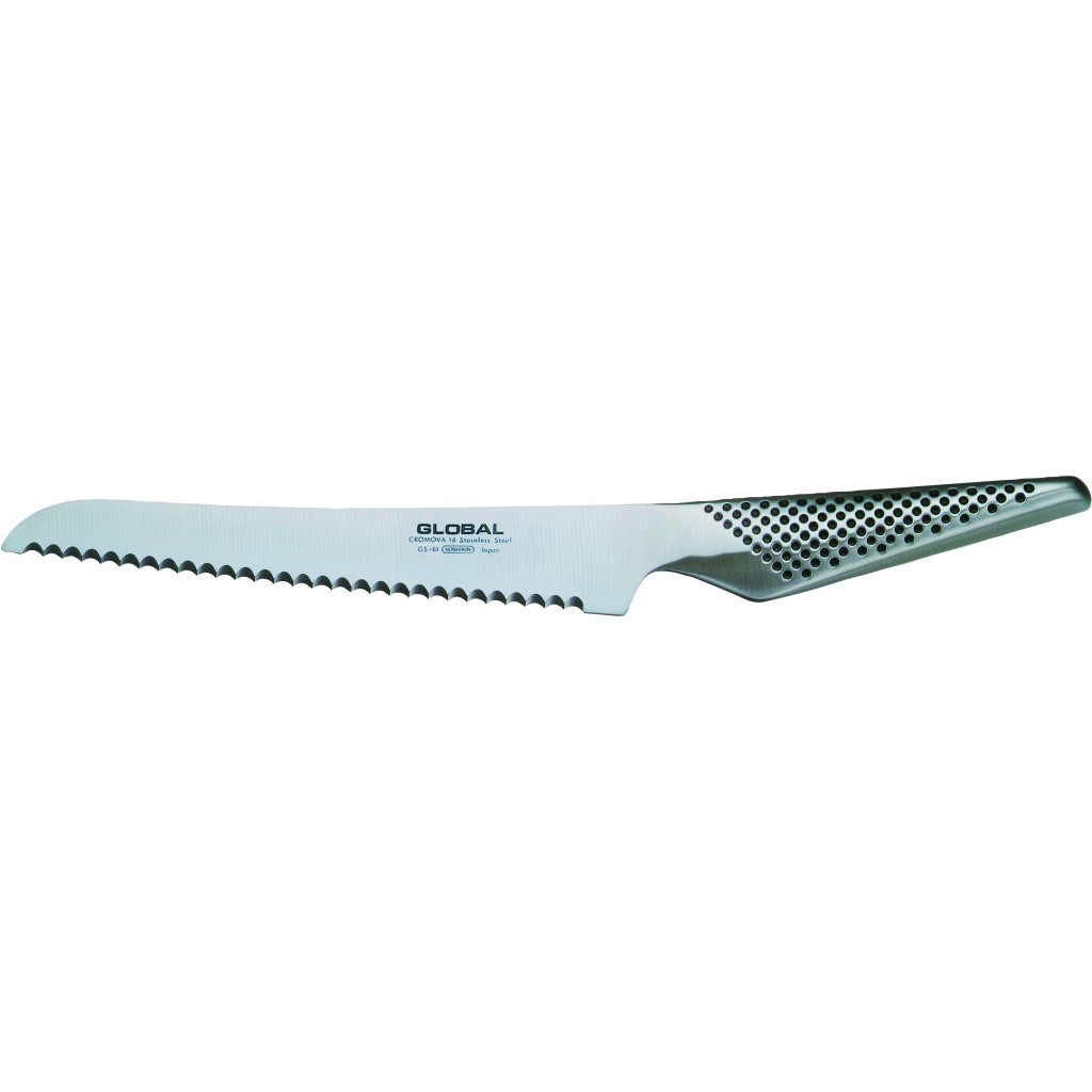 Ein Brotmesser mit Wellenschliff. Die Klinge ist silberfarben mit einem schwarzen Griff. Das Messer ist auf weißem Grund.