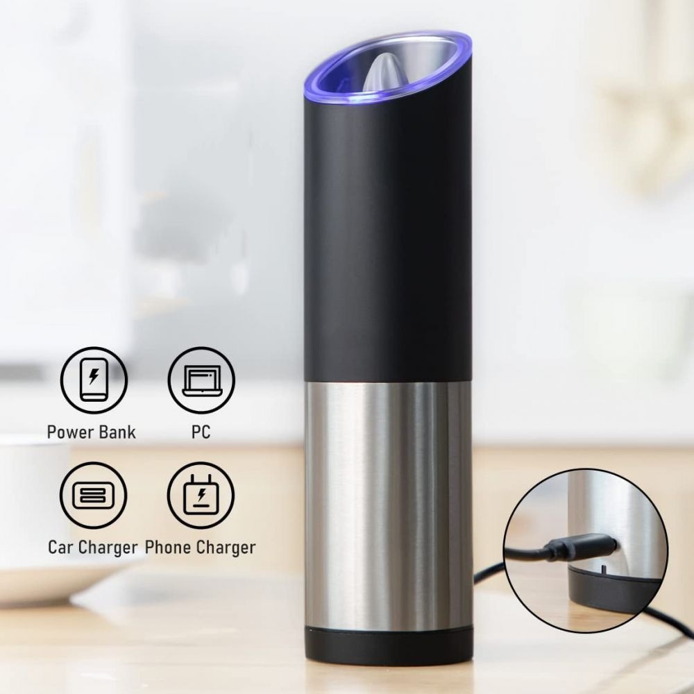 Elektrische Salz- / Pfeffermühle. Sie hat einen schwarzen Deckel und einen silbernen Sockel. Symbole für Powerbank, PC, Autoladegerät und Telefonladegerät sind vorhanden.