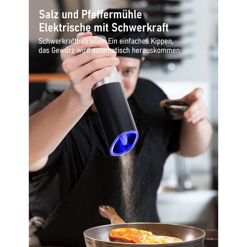 Eine Person benutzt eine elektrische Salz- und Pfeffermühle über einer Pfanne mit Essen. Die Mühle ist schwarz mit blauem Licht.