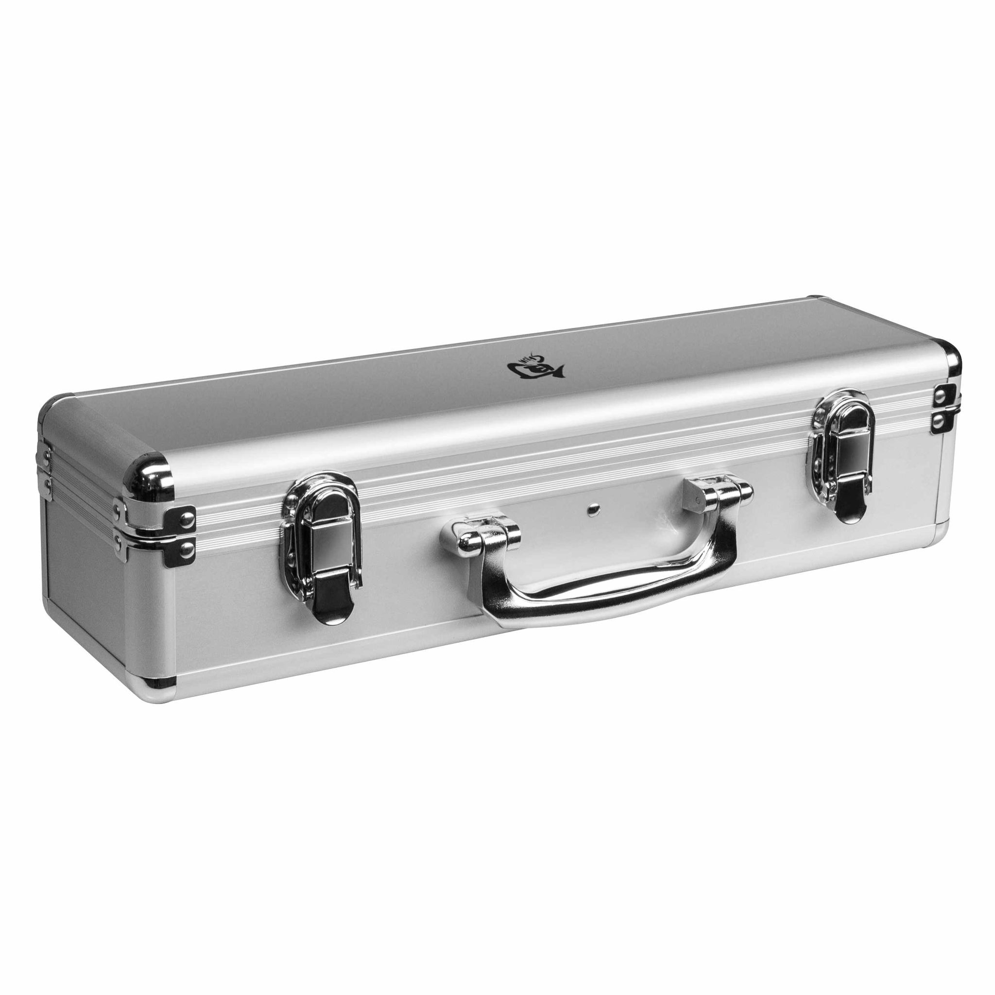 Ein silberner, rechteckiger Aktenkoffer mit Griff, Verschlüssen und einem Logo oben. Es hat ein glänzendes Metall-Finish.