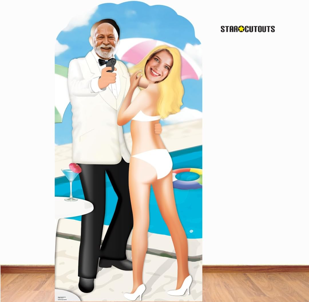 Pappaufsteller eines Mannes im weißen Anzug mit einer Pistole, mit einer Frau im Bikini, in der Nähe eines Pools. Blauer Himmel im Hintergrund.