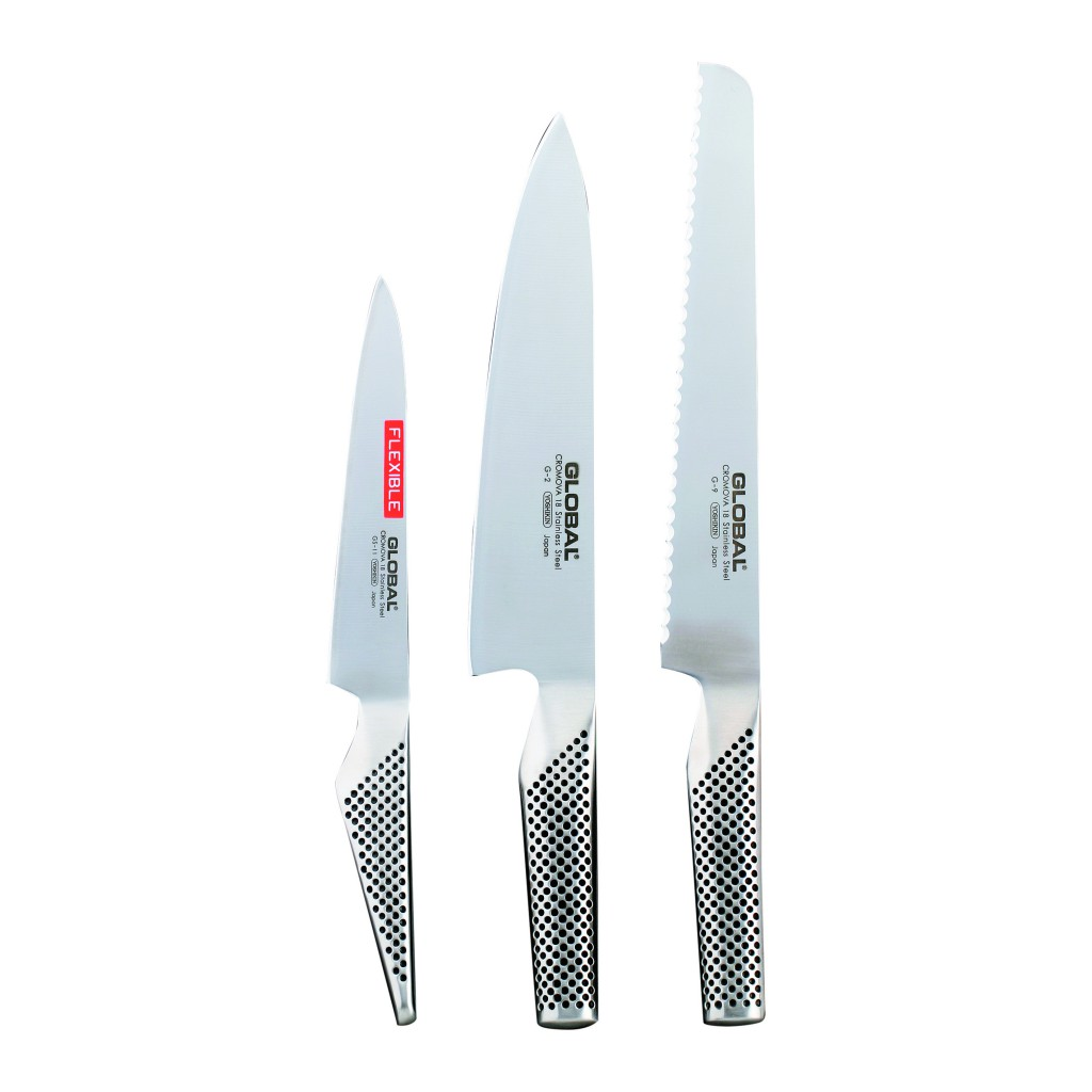 Drei GLOBAL-Messer aus Edelstahl. Ein flexibles, ein Kochmesser und ein Brotmesser mit Wellenschliff, alle auf weißem Hintergrund.