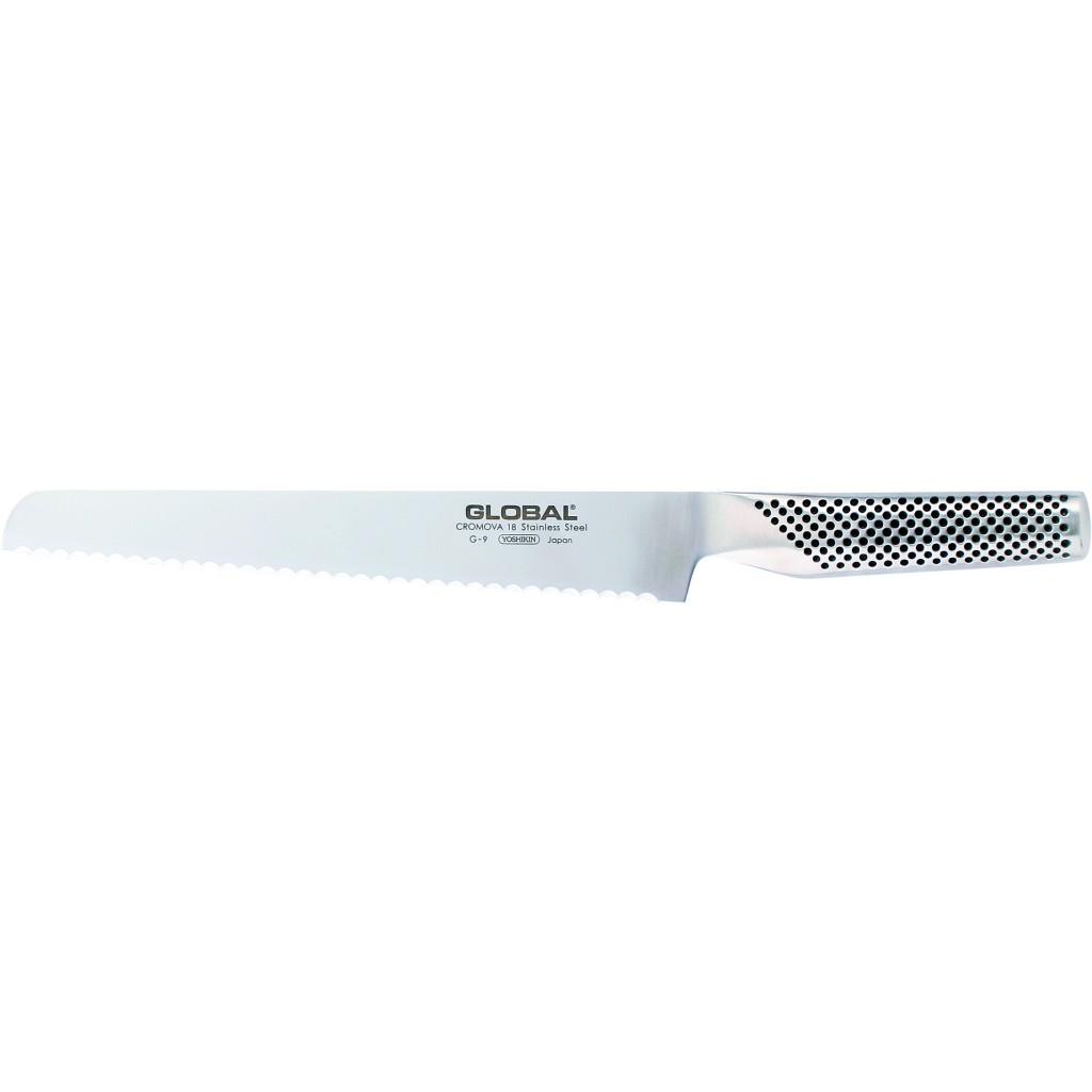 Ein Brotmesser mit Wellenschliff liegt horizontal. Es ist silberfarben mit einem schwarz gepunkteten Griff. Auf der Klinge steht das Wort "GLOBAL".
