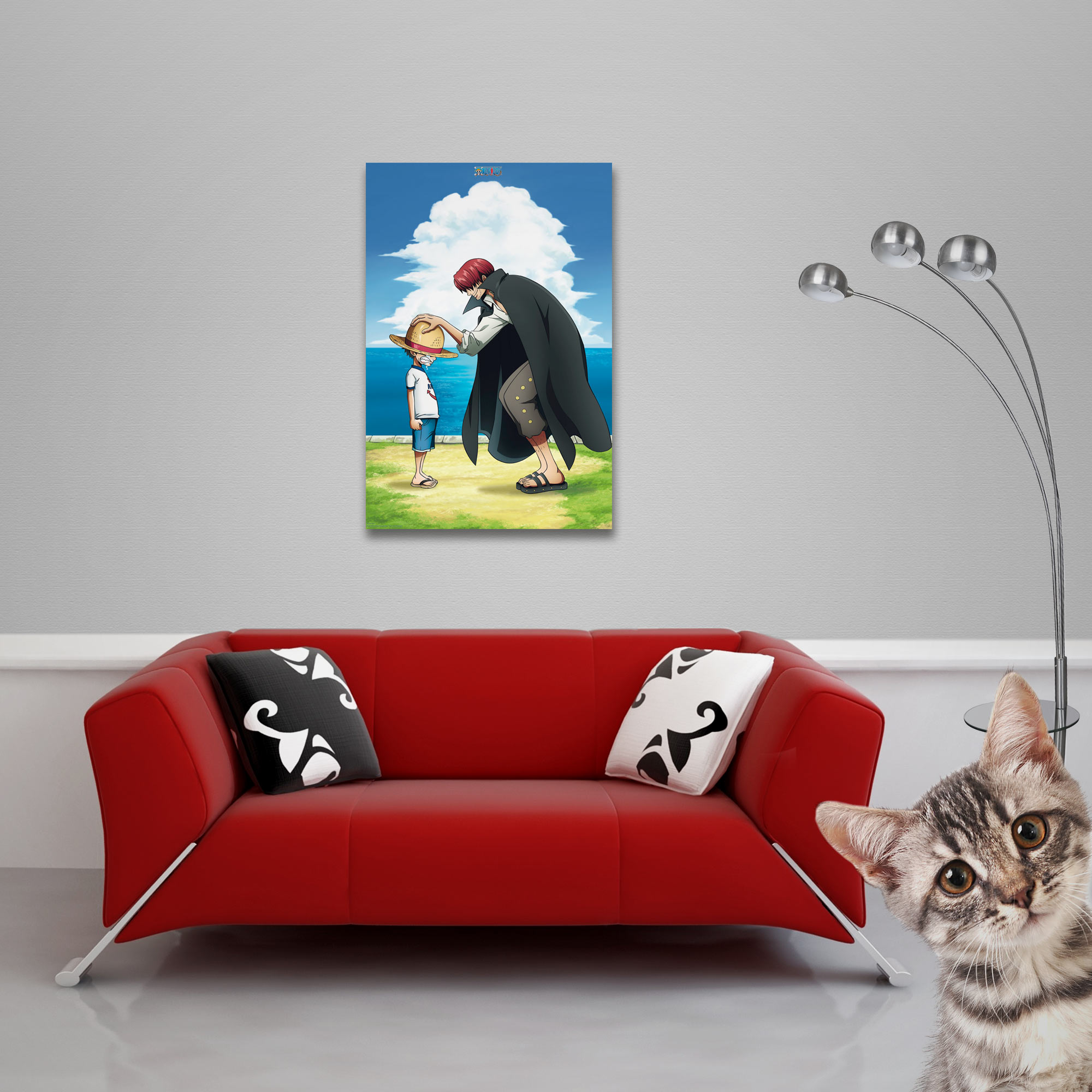 Ein rotes Sofa mit Kissen, ein Gemälde an der Wand und eine Katze, die hereinschaut. Das Gemälde zeigt zwei Anime-Charaktere.