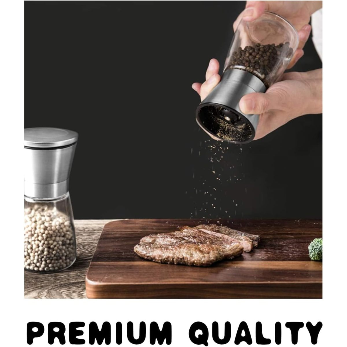 Eine Person mahlt schwarzen Pfeffer auf Steak. Pfeffermühle und Pfefferkörner sind zu sehen.