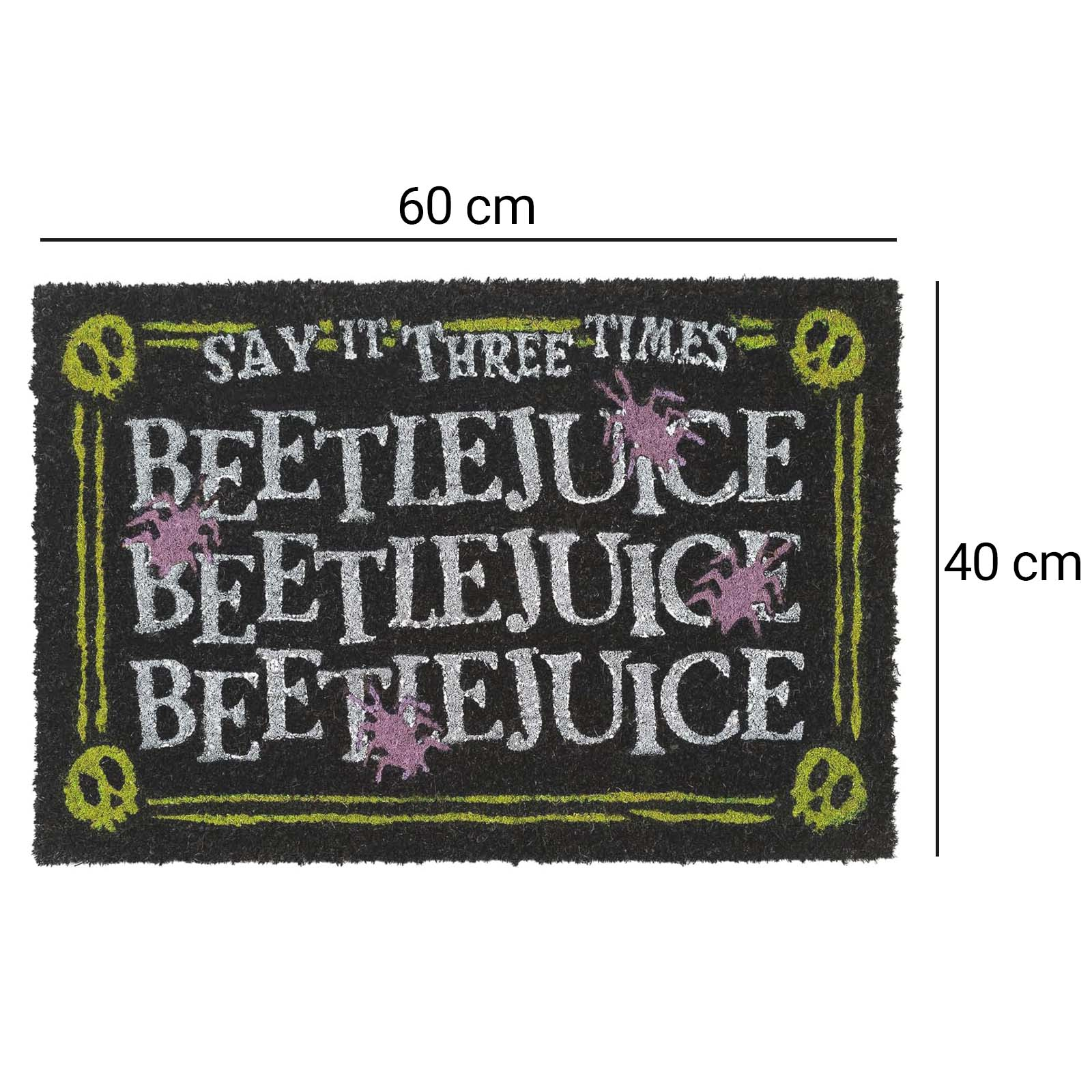 Felpudo negro con texto 'BEETLEJUICE', arañas moradas y calaveras. Dice 'SAY IT THREE TIMES'.