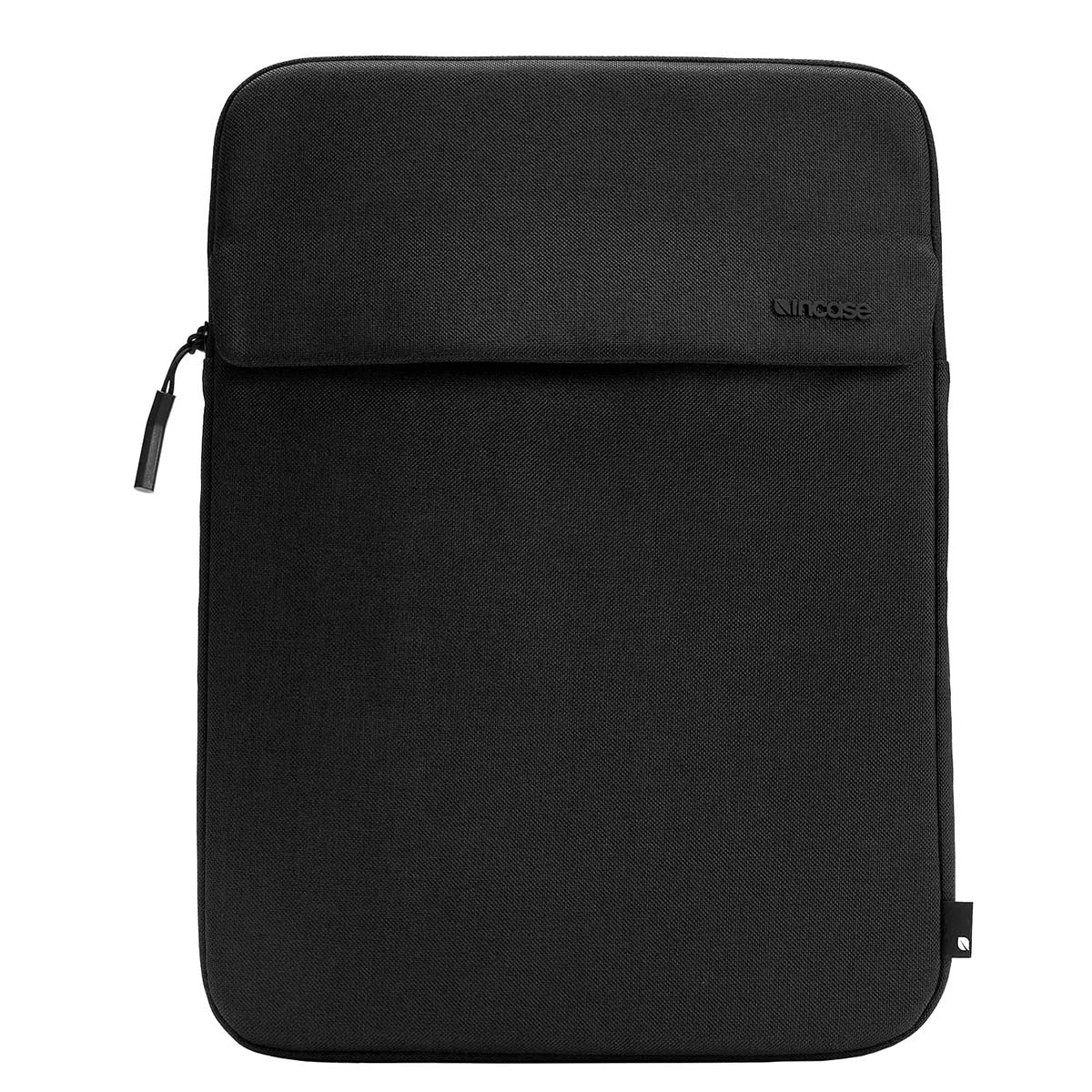 Una custodia nera per laptop con cerniera, il marchio 'Incase' è visibile. La custodia è rettangolare con angoli arrotondati.