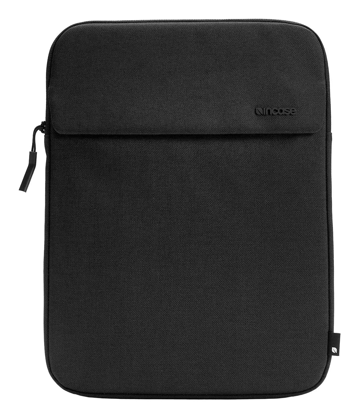 Una custodia nera per laptop Incase. Ha una cerniera in alto a sinistra, un piccolo logo in basso a destra e il logo Incase in alto a destra.