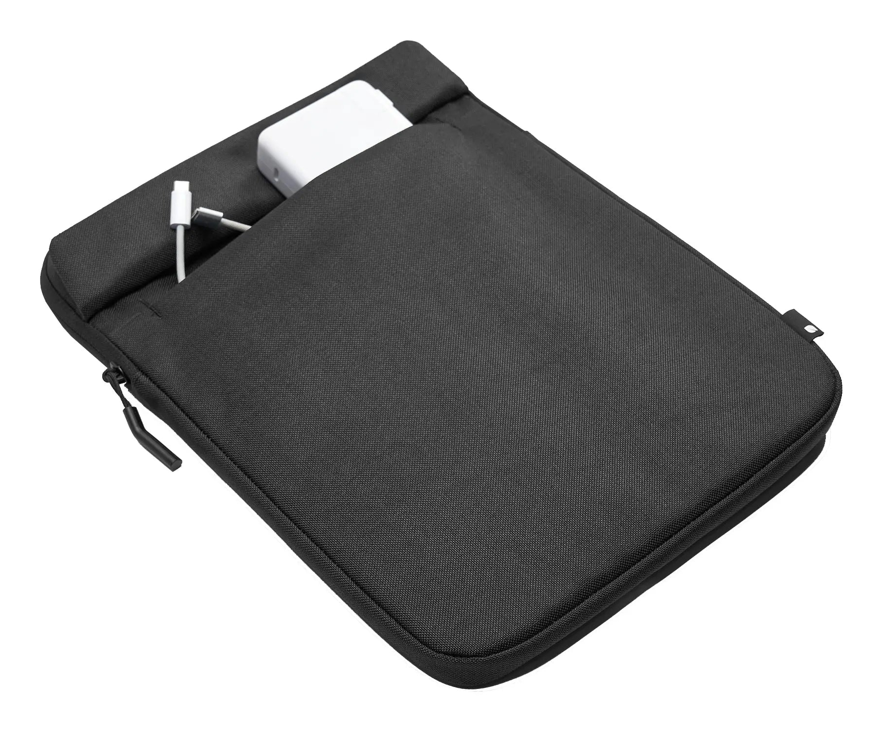 Una custodia nera per laptop con un caricatore bianco all'interno. È visibile un cavo bianco.