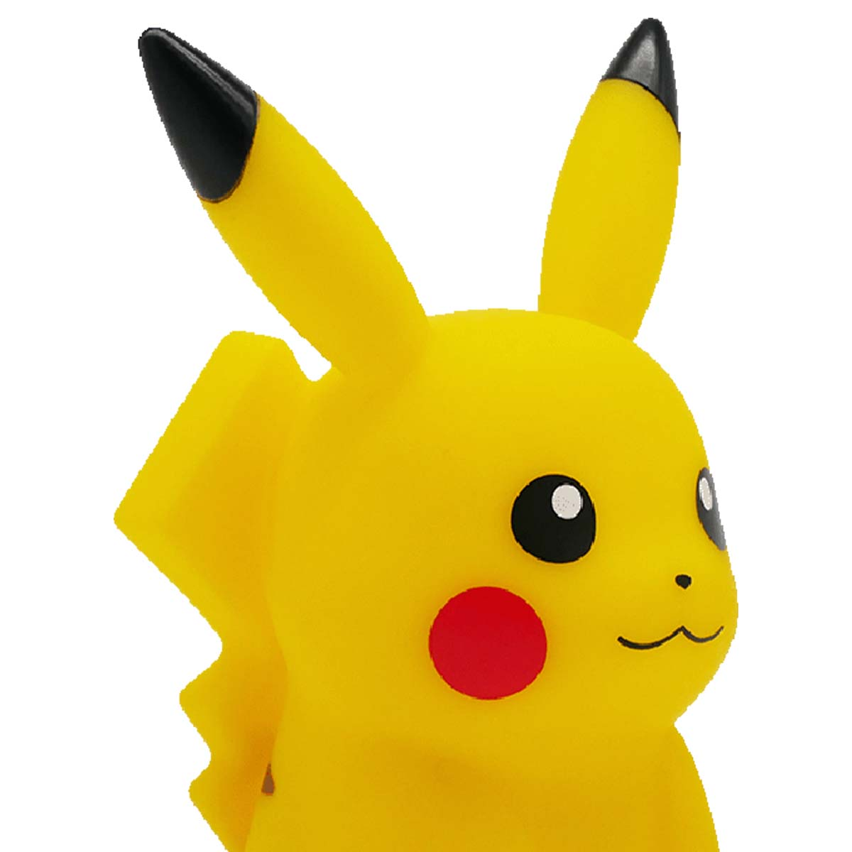 Eine gelbe Pikachu-Figur mit schwarzspitzigen Ohren, einer roten Wange und einem lächelnden Gesicht, vor weißem Hintergrund.