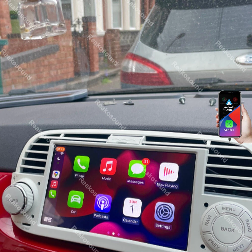 Armaturenbrett mit Bildschirm mit App-Symbolen, Smartphone mit CarPlay und Auto vor dem Fenster.
