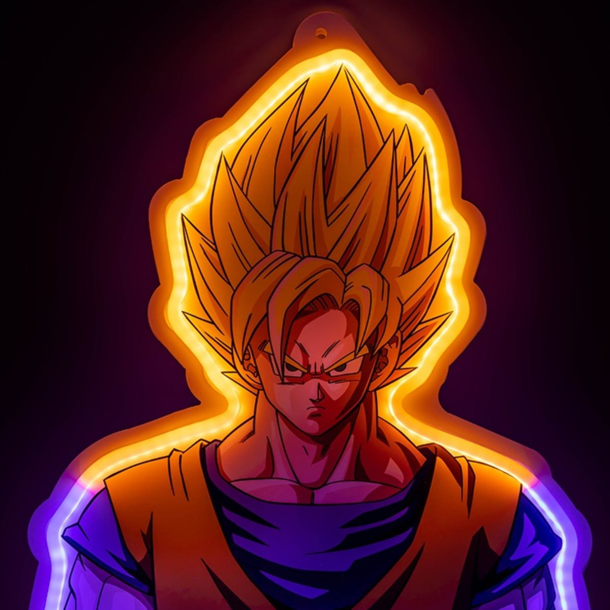 Neonschild von Goku aus Dragon Ball Z. Goku wird von orangem Licht beleuchtet und trägt orange und lila Kleidung, dunkler Hintergrund.