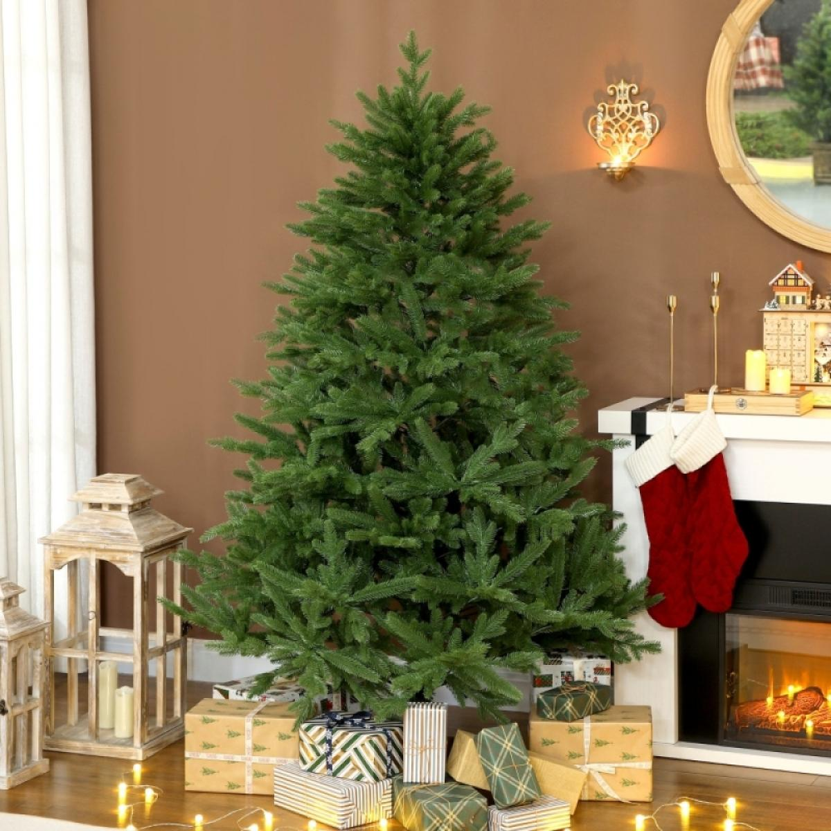 Ein geschmückter Weihnachtsbaum mit Geschenken darunter. Rechts ein Kamin, links eine Laterne.