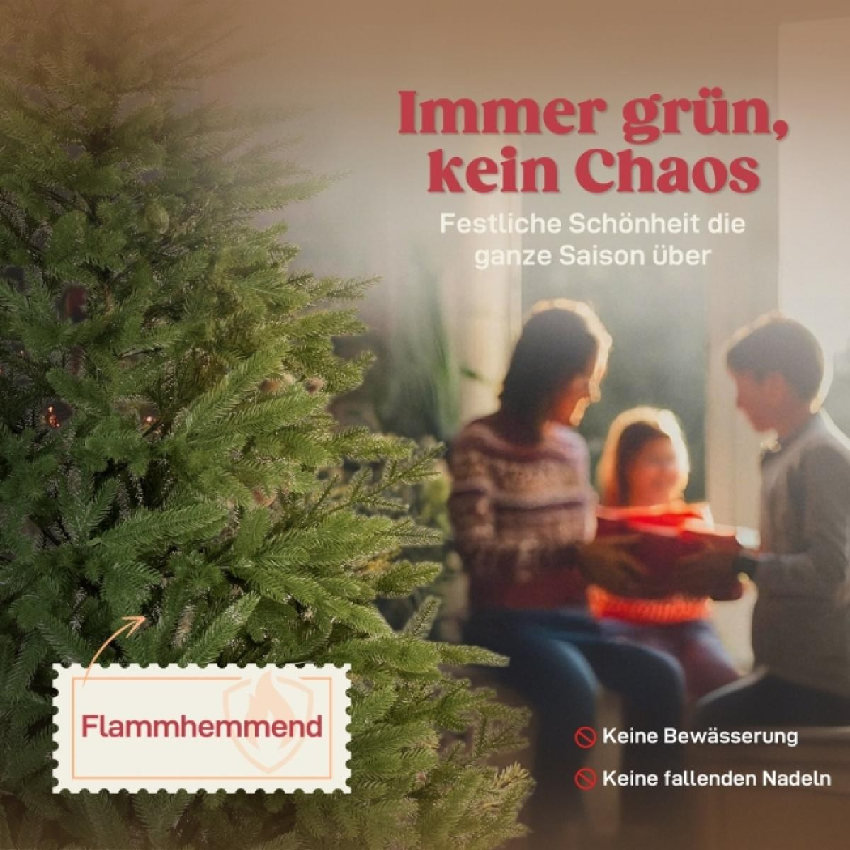 Ein grüner Weihnachtsbaum mit Familie im Hintergrund. Text: 'Immer grün, kein Chaos'. Außerdem 'flammhemmend'.
