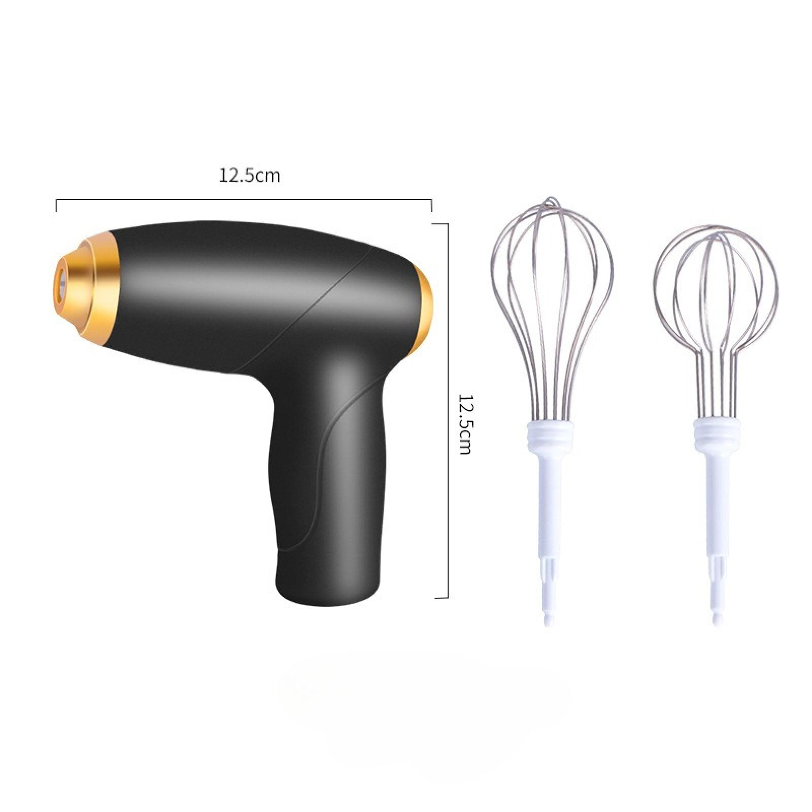 Ein schwarz-goldener Handmixer mit 2 Schneebesen. Abmessungen sind angegeben. Weißer Hintergrund.