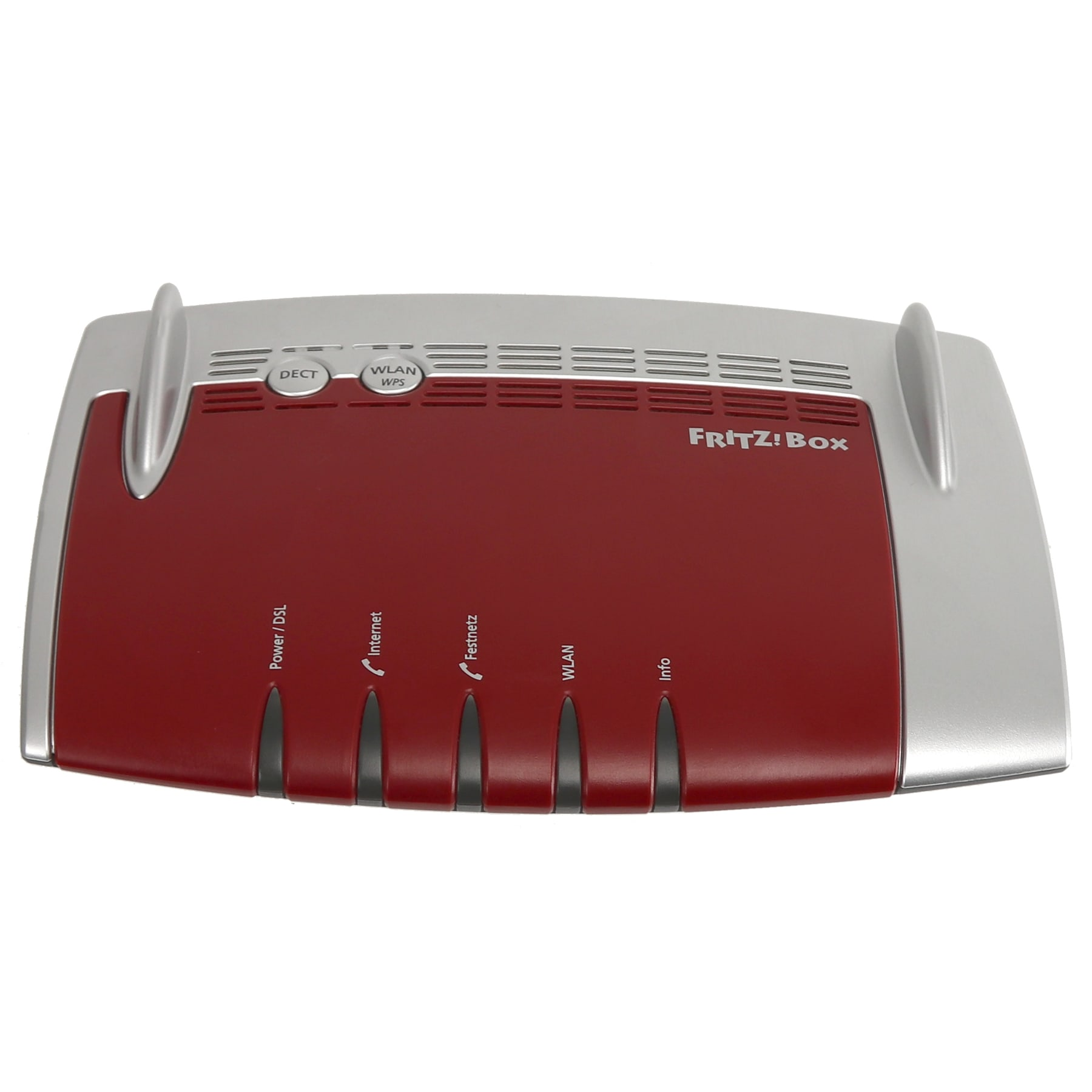 Ein roter und silberner FRITZ!Box-Router. Er hat Tasten für DECT, WLAN und Kontrollleuchten. Der Hintergrund ist weiß.