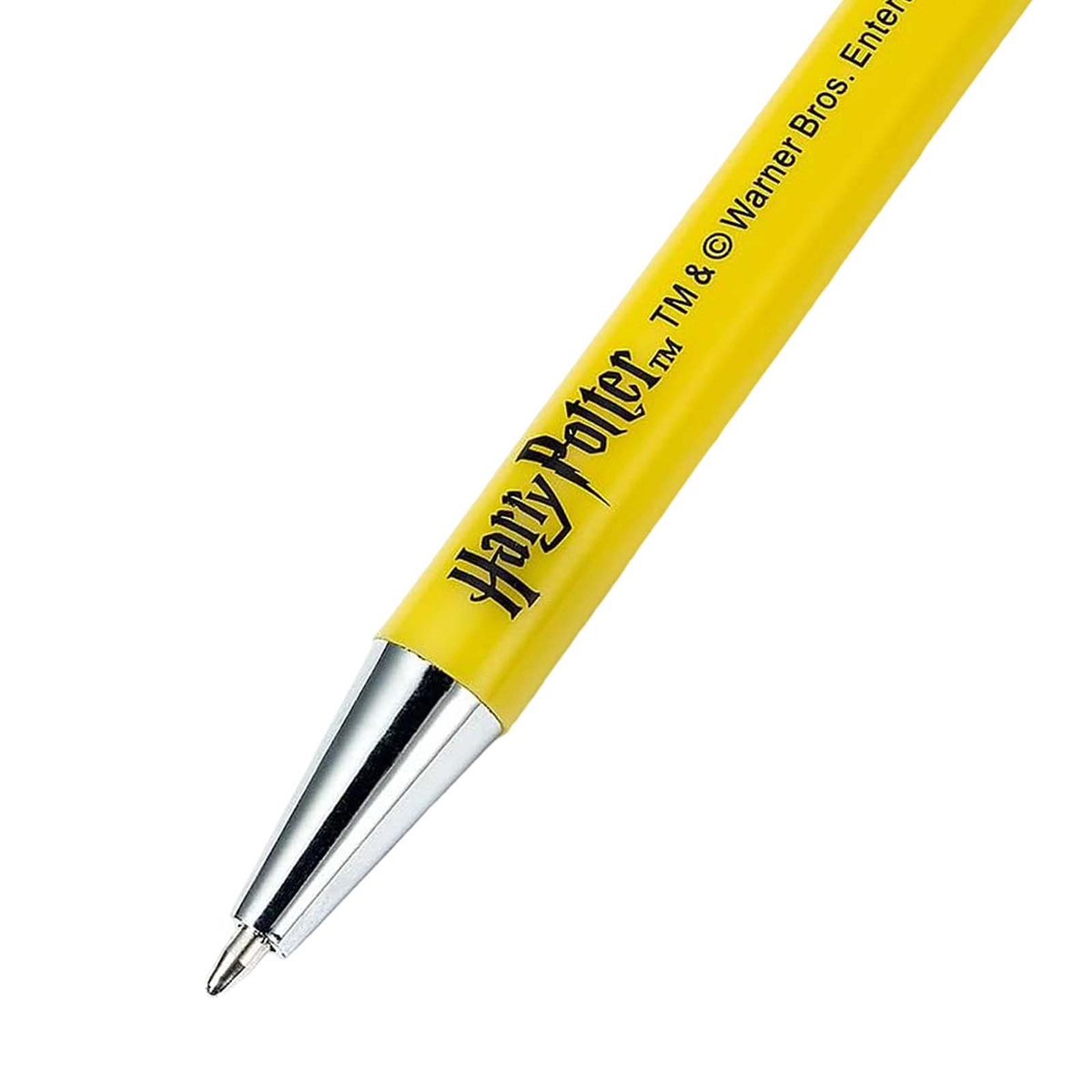 Ein gelber Harry-Potter-Stift. Der Stift hat schwarzen Text. Die Stiftspitze ist silberfarben. Der Stift befindet sich auf weißem Hintergrund.
