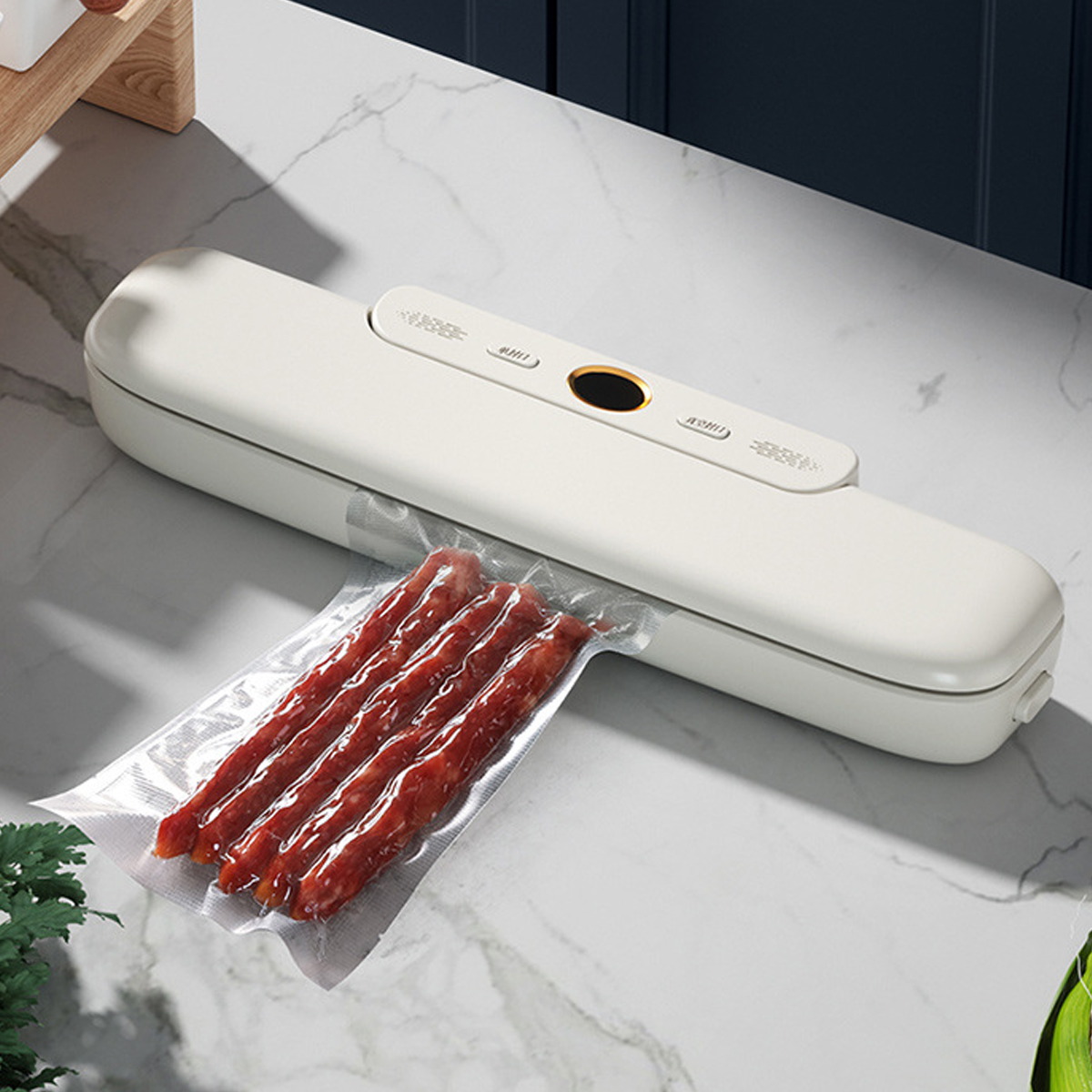 Ein weißer Vakuumierer mit Wurst in einer Plastiktüte auf einer Marmoroberfläche. Knöpfe sind auf dem Gerät sichtbar.