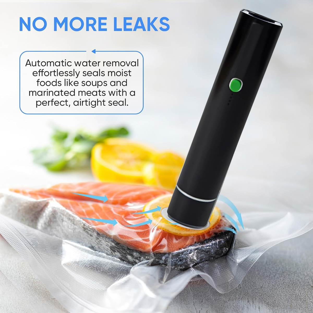 Ein schwarzes Vakuumiergerät versiegelt ein Lachsschnitzel in einer Tüte. Eine Zitronenscheibe liegt unter dem Gerät. Der Text lautet 'NO MORE LEAKS'.