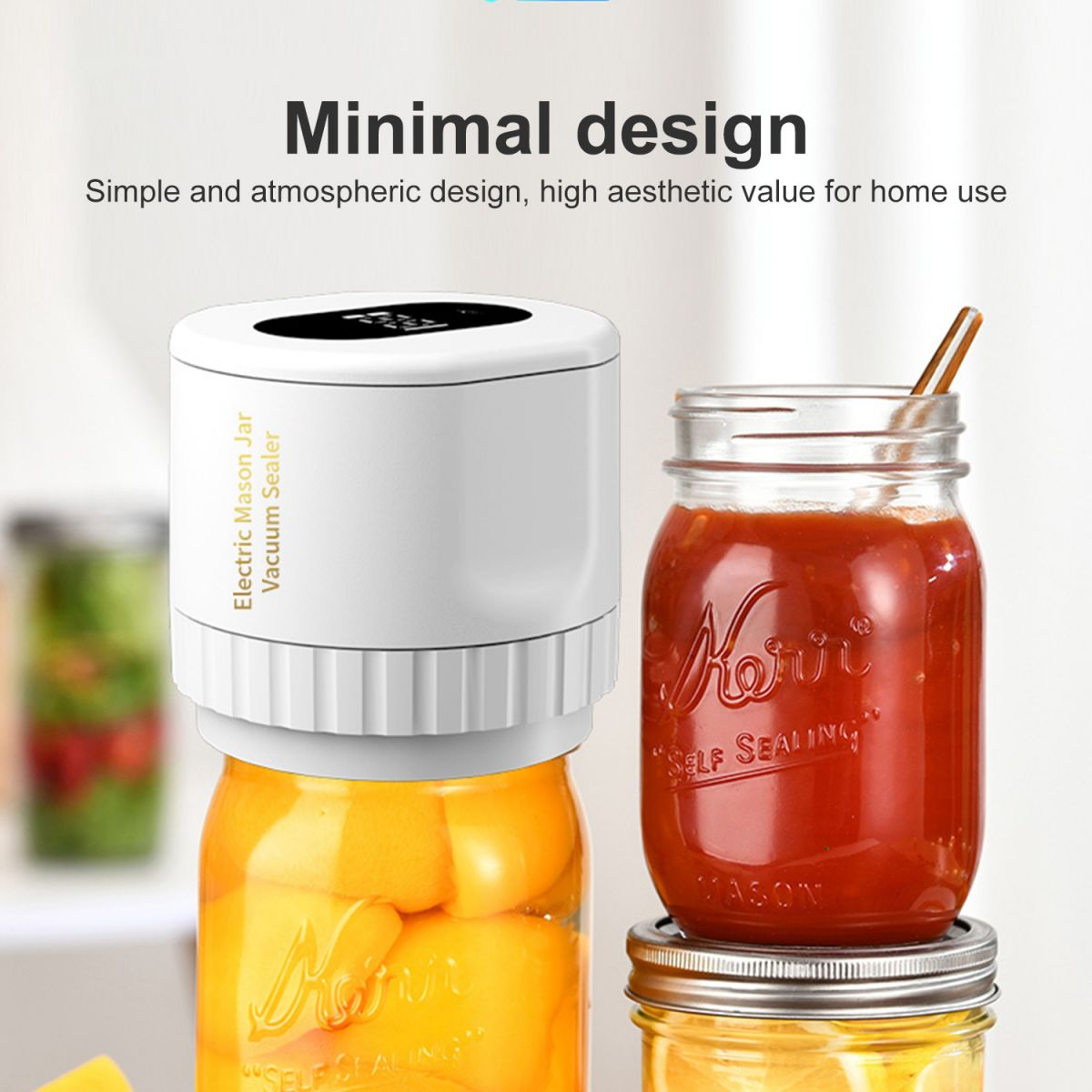 Ein weißer elektrischer Vakuumierer auf zwei Einmachgläsern, eines mit Orangenfrüchten und das andere mit roter Sauce. Text: Minimales Design.