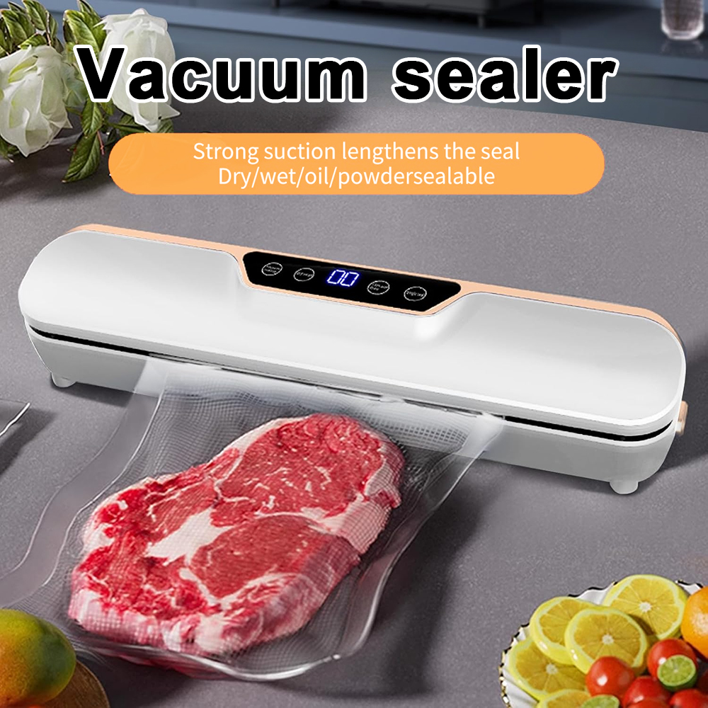 Ein Vakuumiergerät versiegelt ein rohes Steak in einer Plastiktüte. Blumen und Früchte sind im Hintergrund.