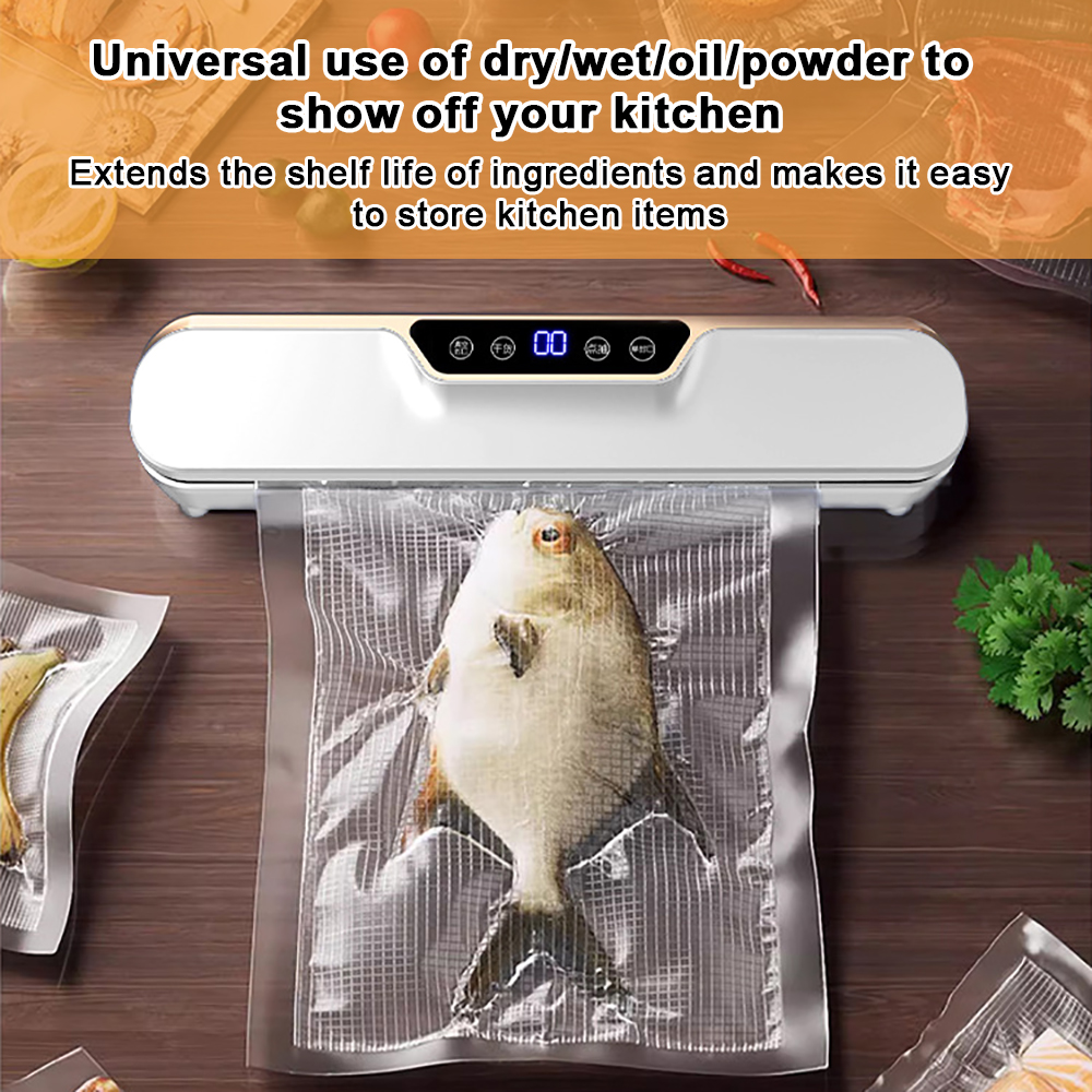 Ein Fisch wird von einem weißen Vakuumierer in einem Plastikbeutel versiegelt. Im Hintergrund ein Holztisch und Zutaten.