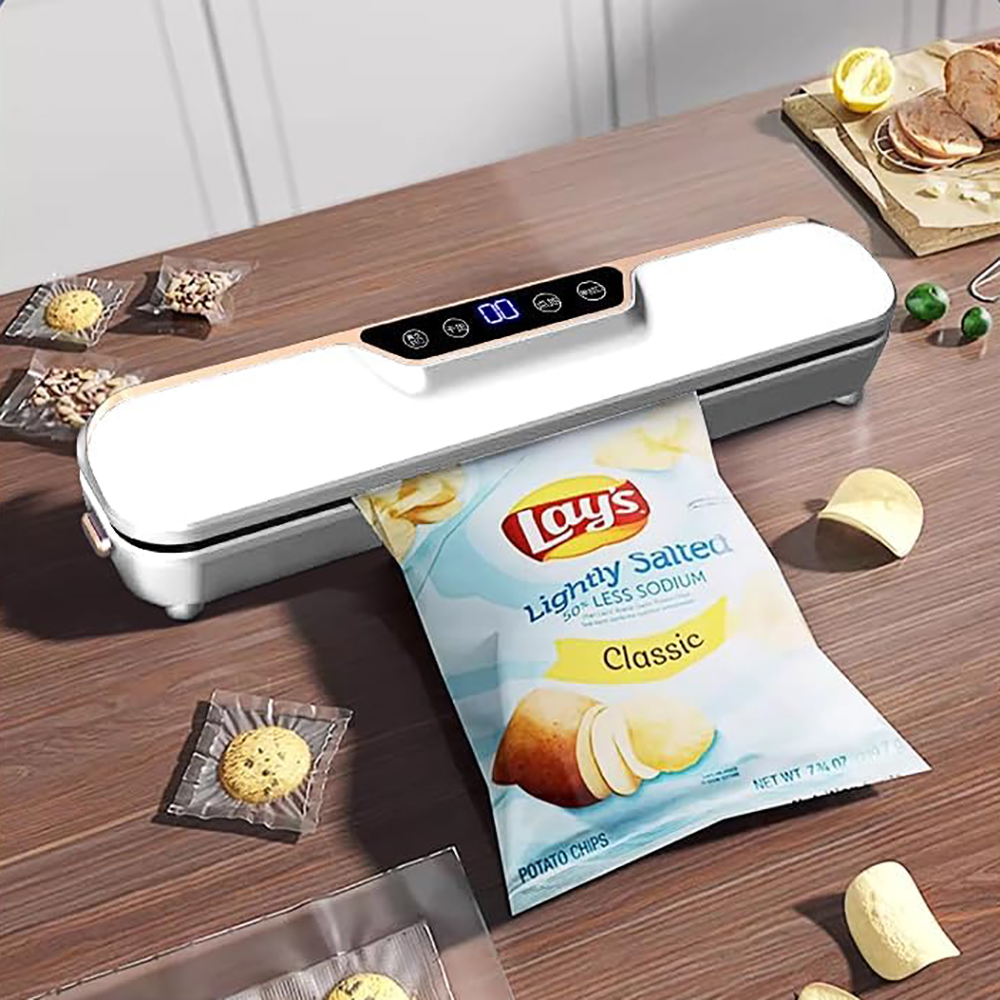 Ein Lebensmittelversiegler versiegelt eine Lay's-Kartoffelchipstüte. Kekse und andere Lebensmittel befinden sich in transparenten Tüten.