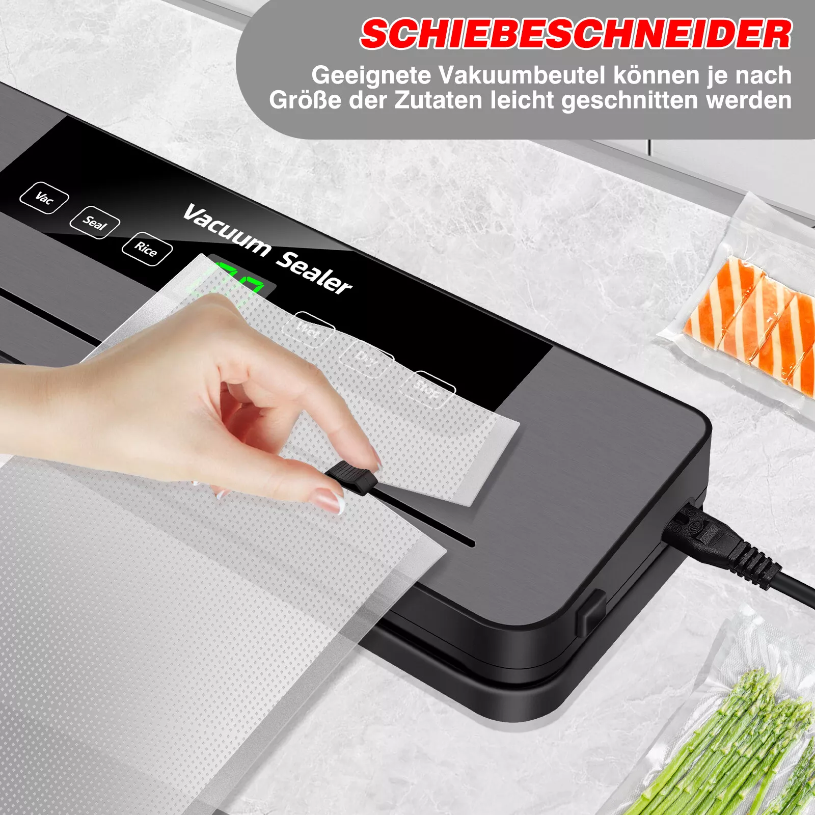 Eine Hand versiegelt einen Vakuumbeutel auf einem Vakuumierer. Gemüse und Lebensmittel sind in anderen Beuteln.