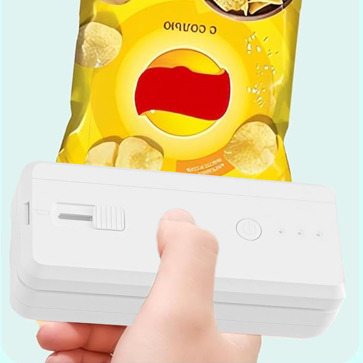 Hand versiegelt einen Chip-Beutel mit einem weißen Gerät. Der Beutel ist gelb mit einem roten Abschnitt und Chips. Der Hintergrund ist hellblau.