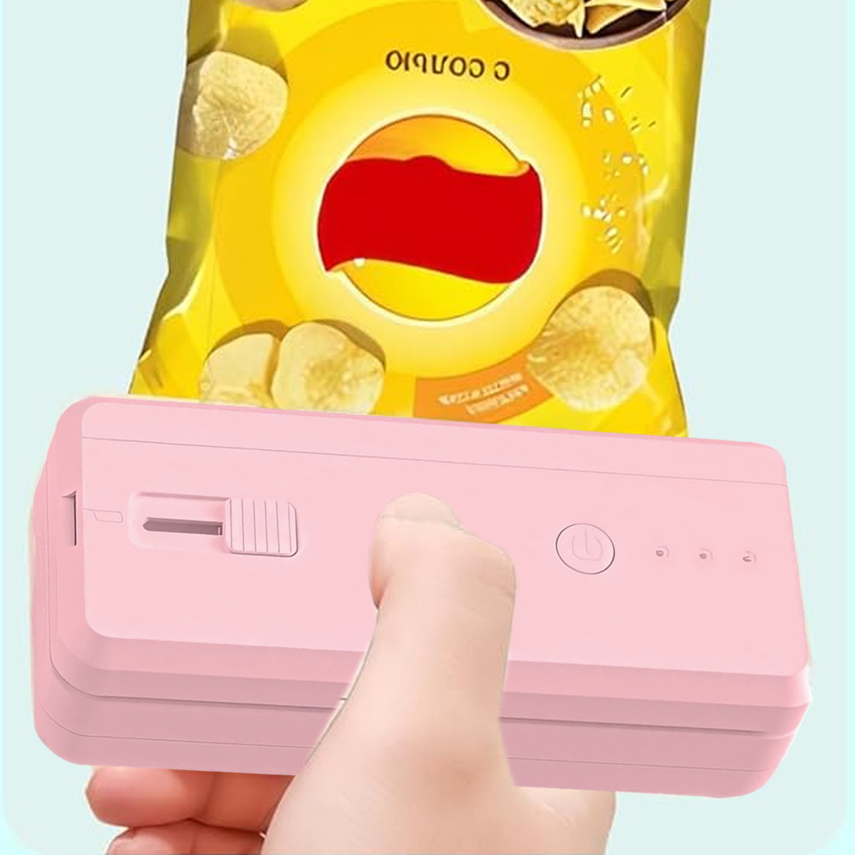 Eine Hand hält ein rosa Siegelgerät, das eine gelbe Chipstüte versiegelt. Die Tüte hat einen roten Block und Chips darauf.