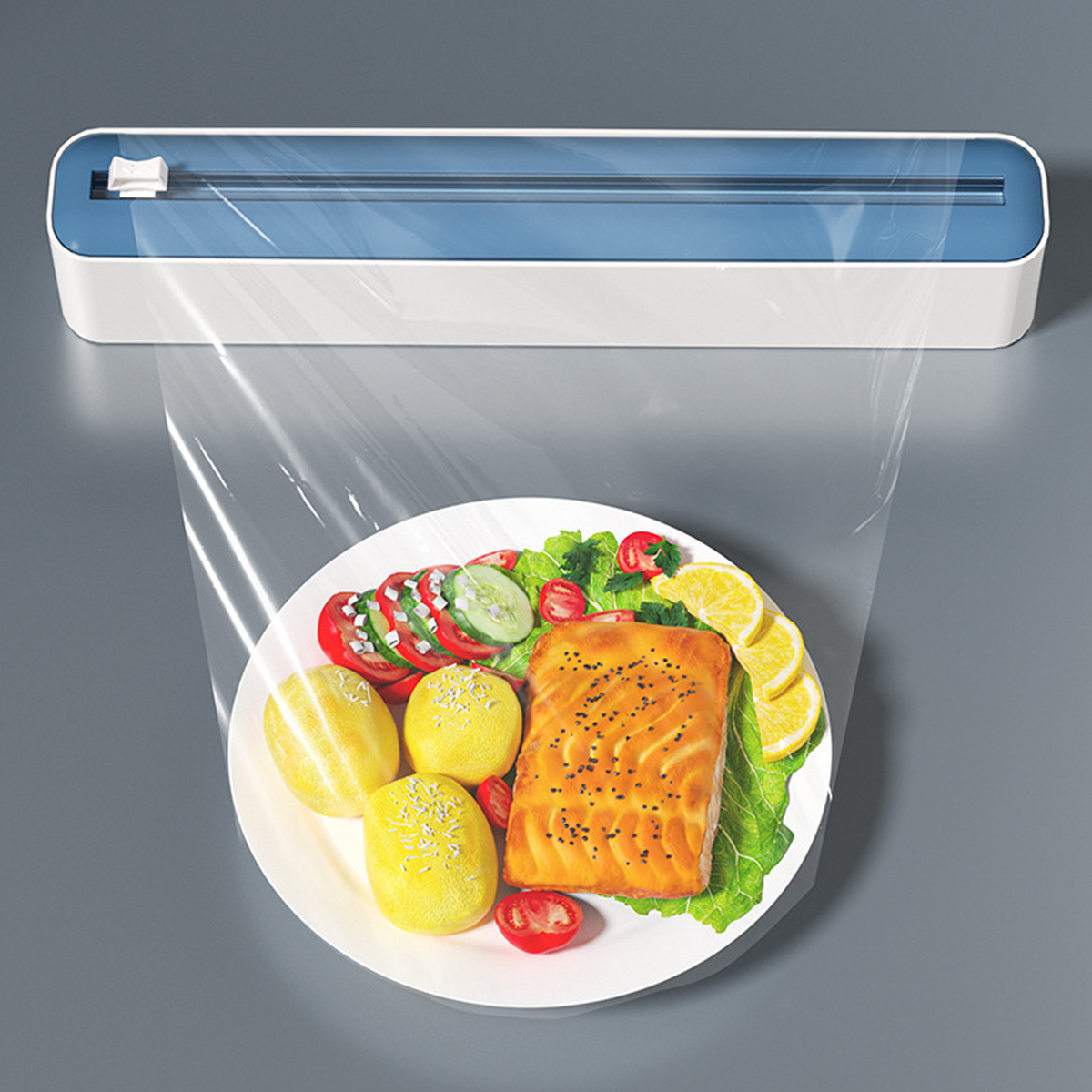 Ein Teller mit Essen wird mit Frischhaltefolie aus einem Spender abgedeckt. Der Teller enthält Lachs, Kartoffeln, Tomaten und Salat.