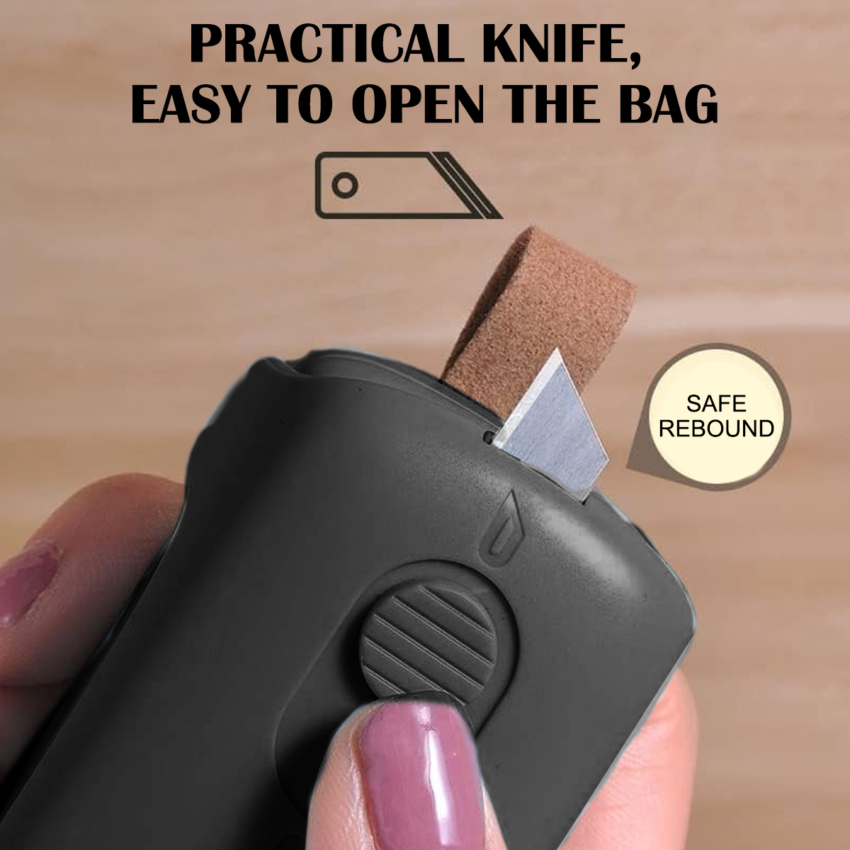 Nahaufnahme eines schwarzen Kartonmessers mit ausgeklappter Klinge. Ein Finger drückt einen Knopf. Text: Praktisches Messer, einfach zu öffnen.