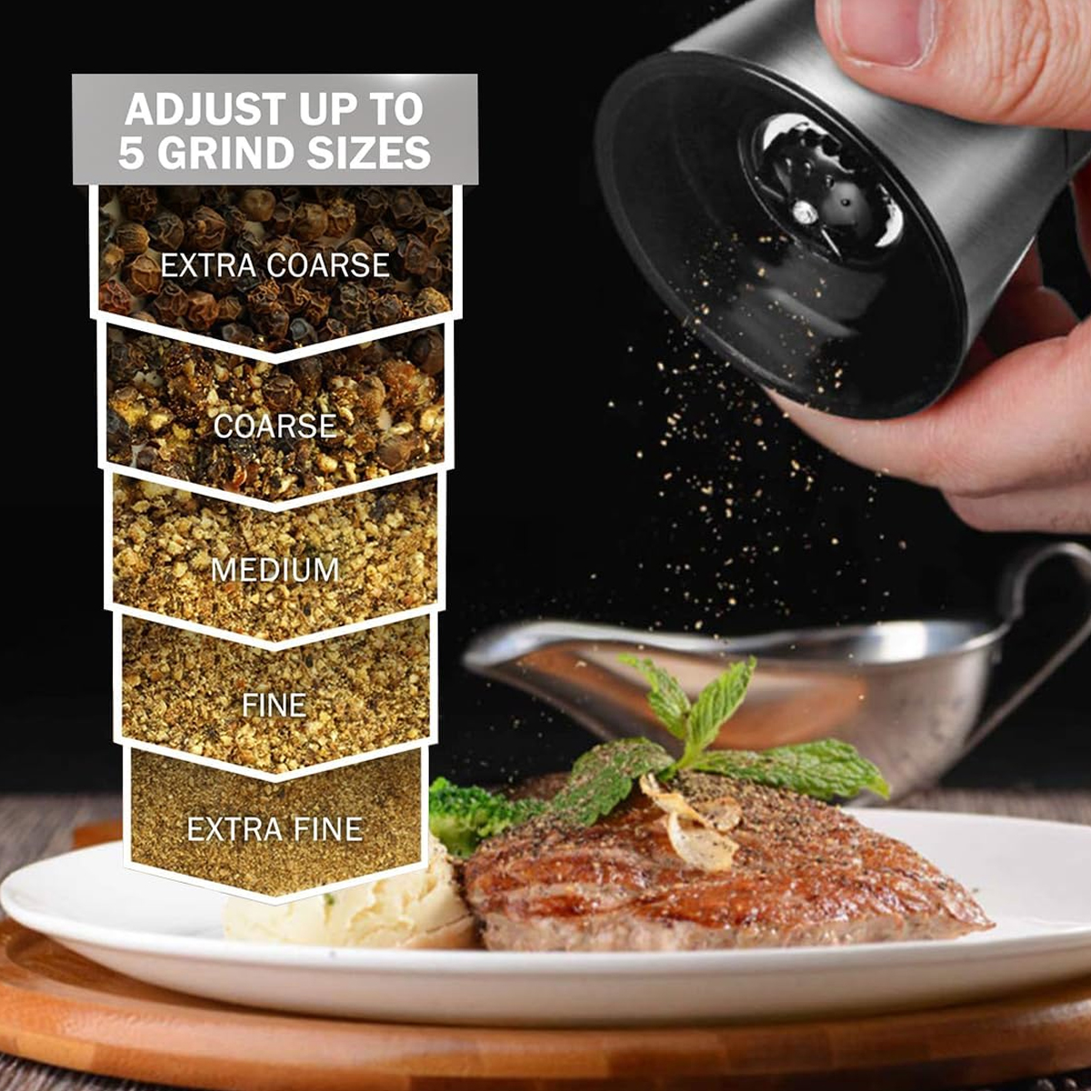Eine Hand mahlt Pfeffer auf ein Steak. Mahlgrade beschriftet. Steak auf einem Teller mit Kartoffelpüree. Silberne Sauciere im Hintergrund.