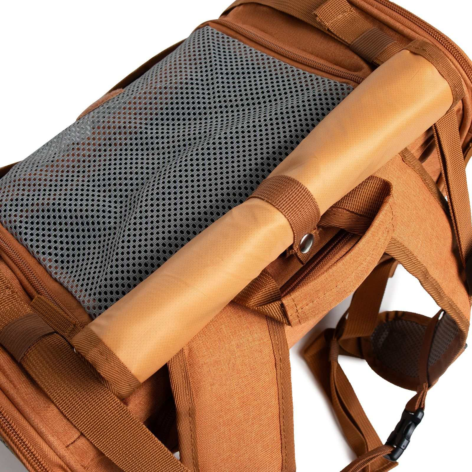 Nahaufnahme eines braunen Rucksacks. Er hat eine Netztasche, einen beigen Griff und schwarze Schnallen. Der Hintergrund ist weiß.