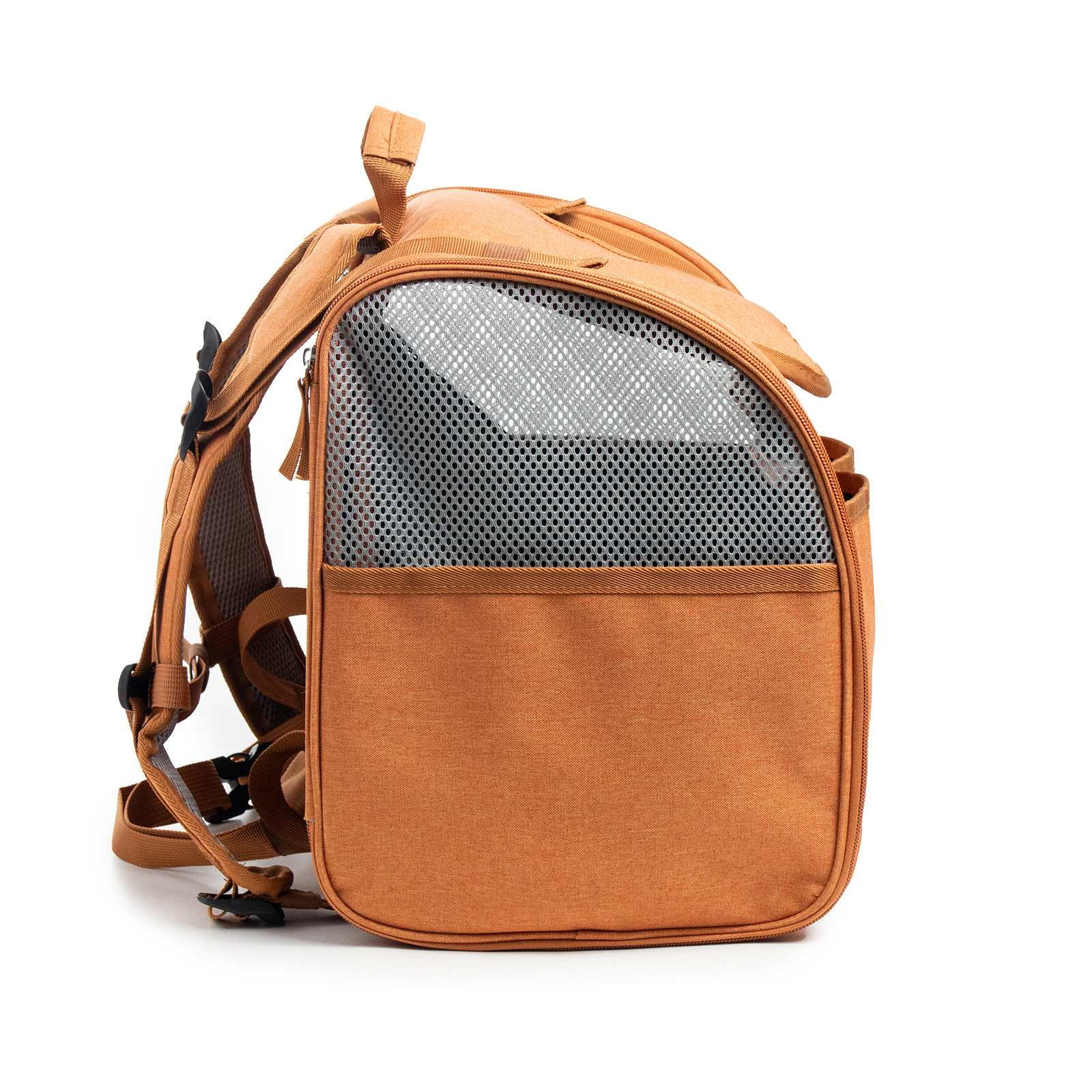 Ein brauner Rucksack für Haustiere mit einem Mesh-Fenster, Seitentaschen und verstellbaren Trägern, isoliert auf Weiß.