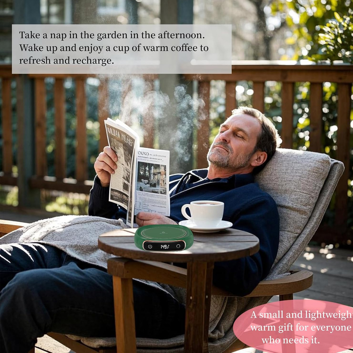 Mann entspannt sich im Freien, liest Zeitung, Kaffeetasse auf dem Tisch. Ein grüner Kaffee-Wärmer ist auch vorhanden.