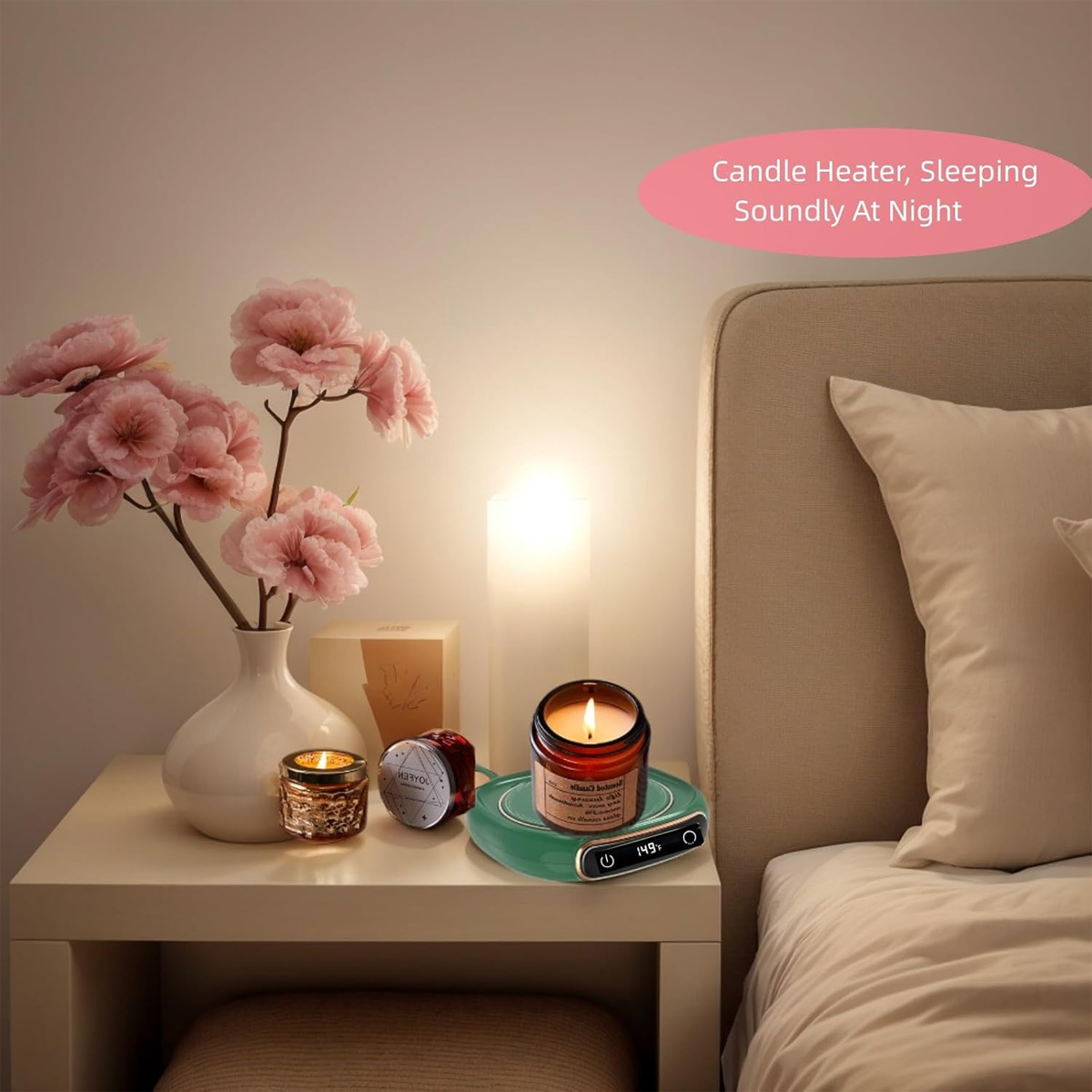 Ein Nachttisch mit einem Kerzenwärmer, brennenden Kerzen, Blumen in einer Vase und einem Bett mit Kissen und Decke.