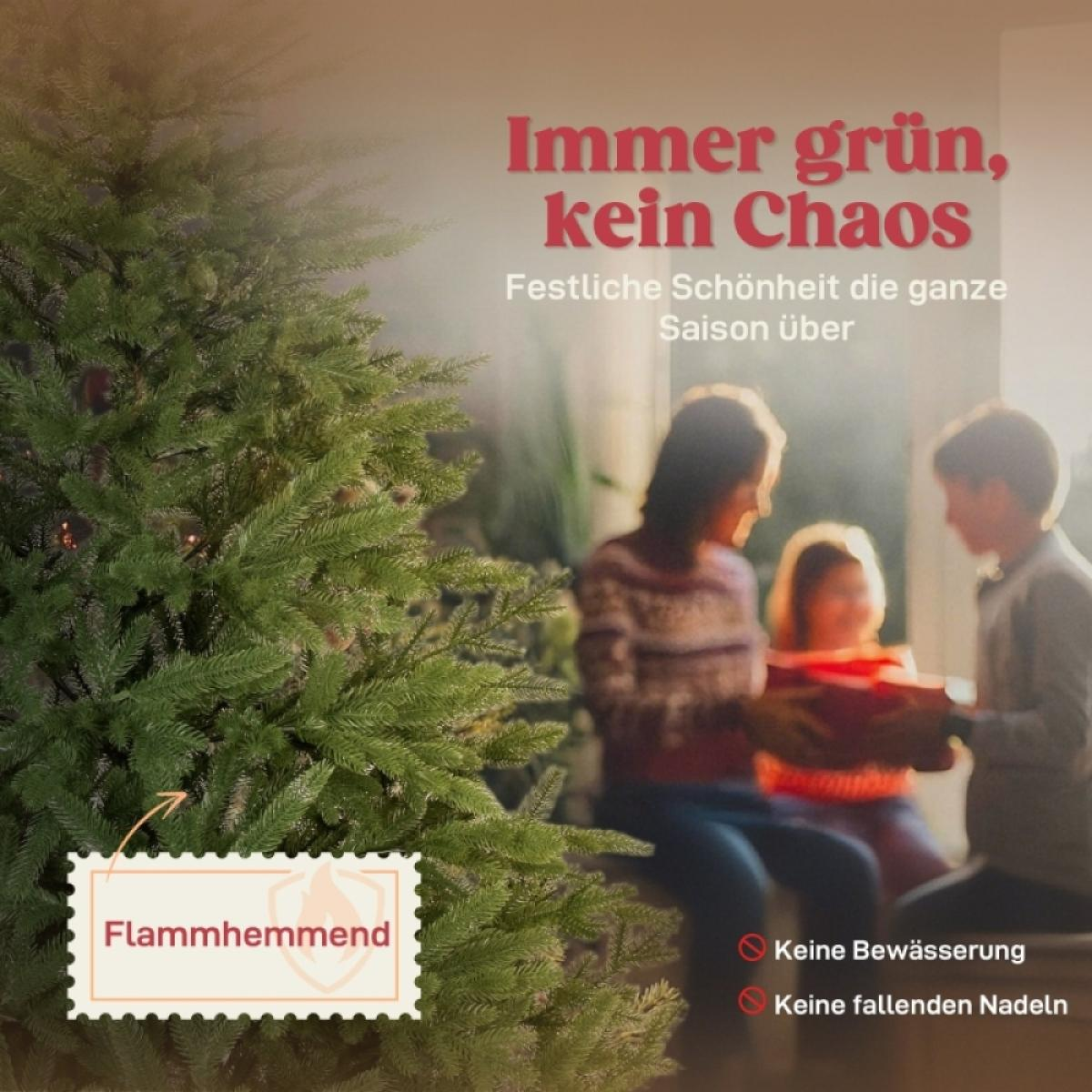 Ein grüner Weihnachtsbaum mit deutschem Text. Im Hintergrund eine Familie. Der Text lautet: 'Immer grün, kein Chaos'.