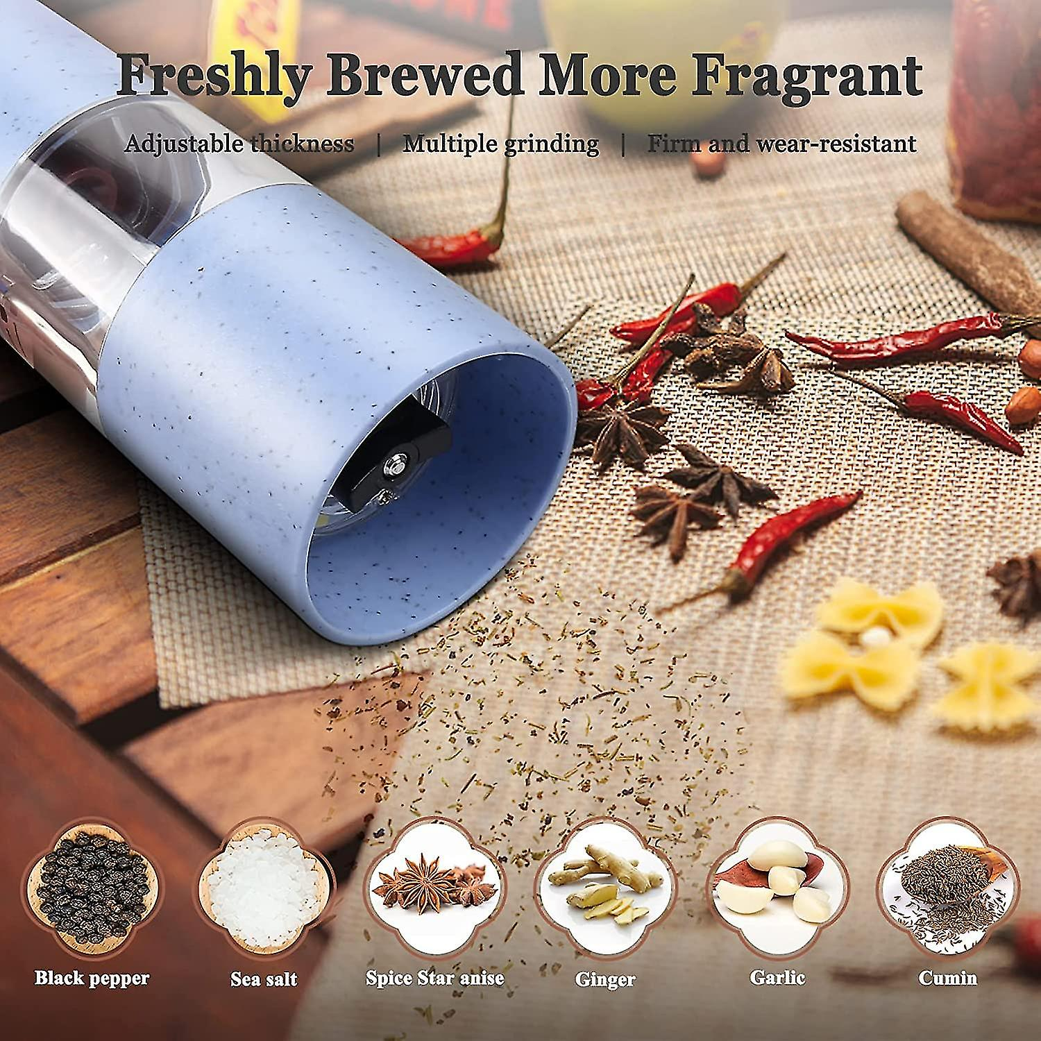 Ein blauer Grinder mit Gewürzen wie schwarzem Pfeffer, Meersalz und Sternanis. Rote Chilischoten sind verstreut.